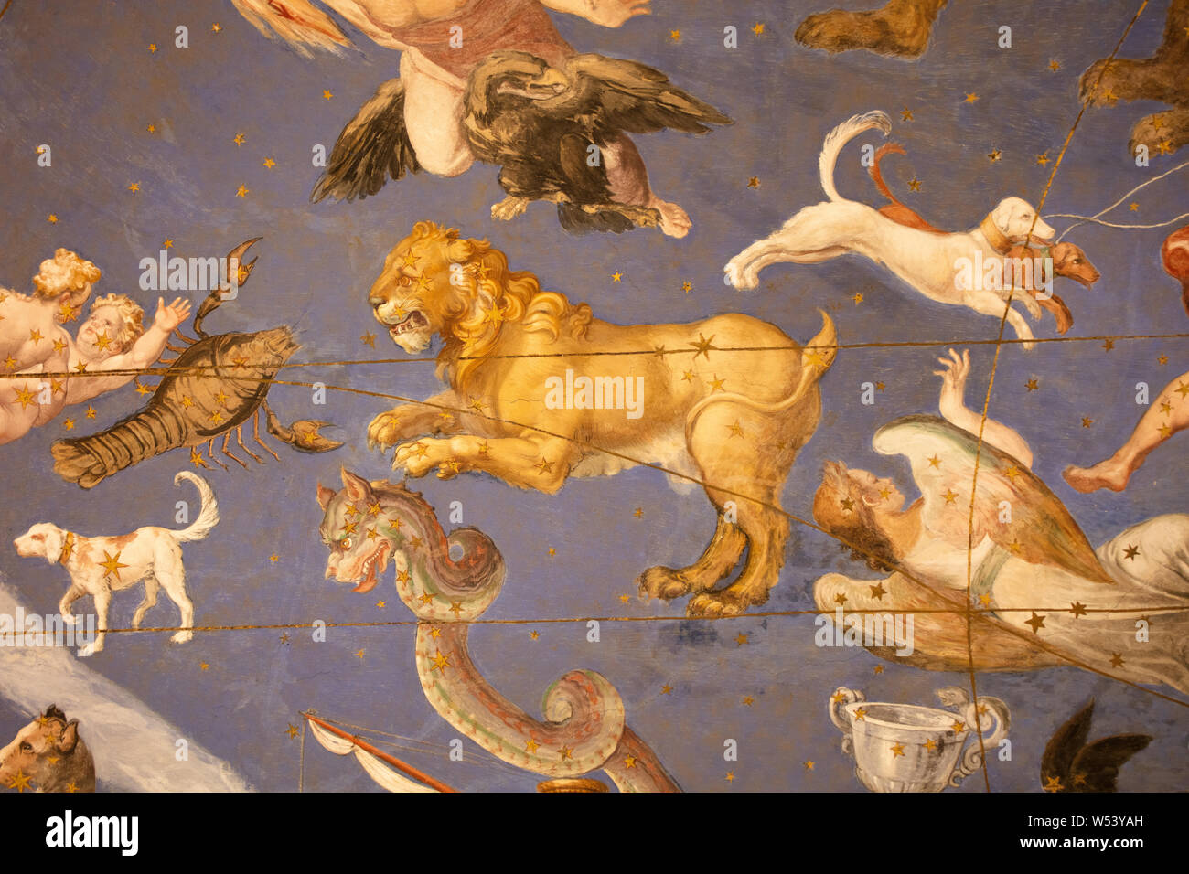 Détail de la décoration du 16ème siècle montrant les signes du zodiaque sur le plafond de la salle des cartes dans la Villa Farnèse. Banque D'Images