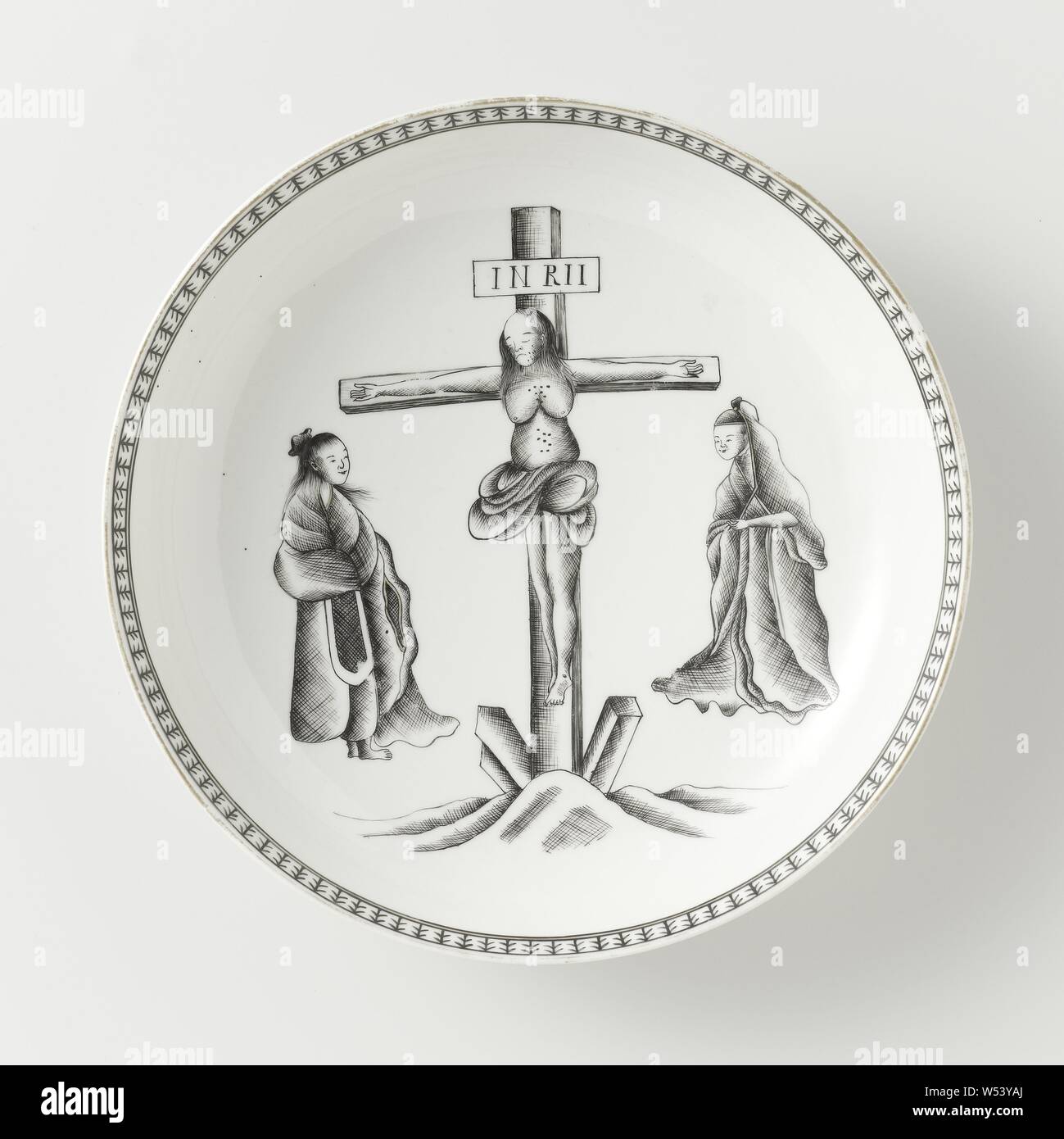 Soucoupe-plat d'une scène de la crucifixion, plat en porcelaine avec mur de ronde, peinte sur l'émail en noir et or. Sur la plaque de l'antenne parabolique d'une représentation de la Crucifixion avec les deux maries, un groupe avec un motif décoratif sur le bord intérieur. Partie d'un service à thé. Salon européen en encre de Chine., anonyme, la Chine, l'c. 1780, dynastie Qing-(1644-1912) / période de Qianlong (1736-1795), Porcelaine, glaçure (matériel), de l'or (métal), la vitrification, H 3,8 cm d 19,7 cm d 12,4 cm Banque D'Images