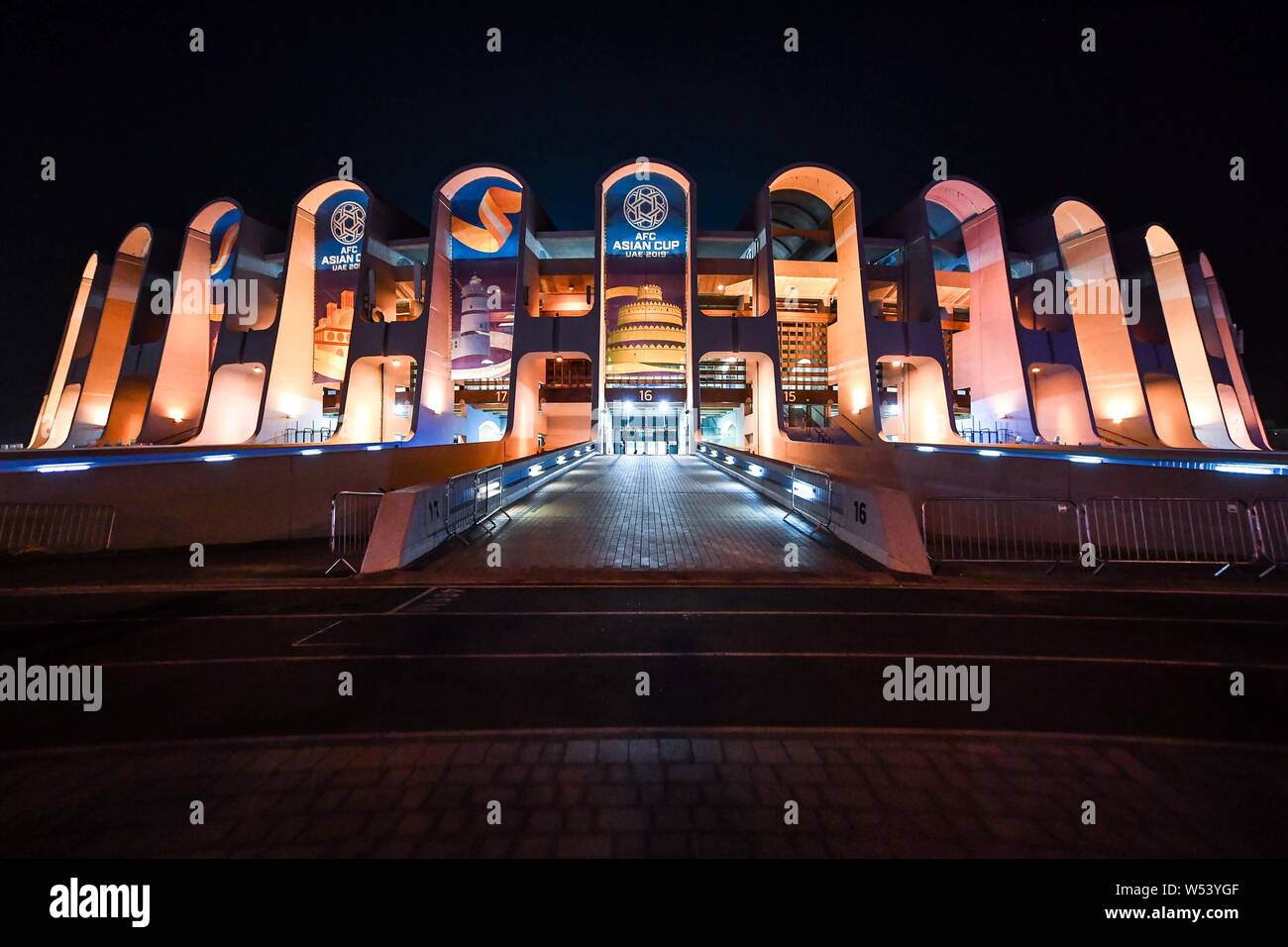 Le Mohammed bin Zayed Stadium de prendre le devant de la scène de la coupe d'Asie de l'AFC 2019 est éclairé par des lumières à Abu Dhabi, Emirats Arabes Unis, 8 Janvier 2 Banque D'Images