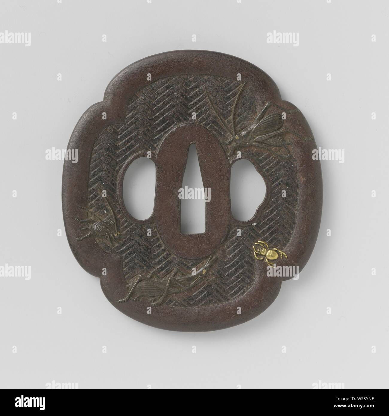 Une garde en forme de Mokko, tsuba avec large bord relevé, à l'intérieur de cette frontière il y a trois sauterelles et une araignée dans iris takazogan sur l'avant et une sauterelle sur le dos sur un tapis tissé, signé 'iwamoto konkan'., Iwamoto Konkan, Japon, 1750 - 1850, période Edo (1600-1868), de fer (métal), de l'or (métal), h 8,4 cm × w 7,8 cm Banque D'Images