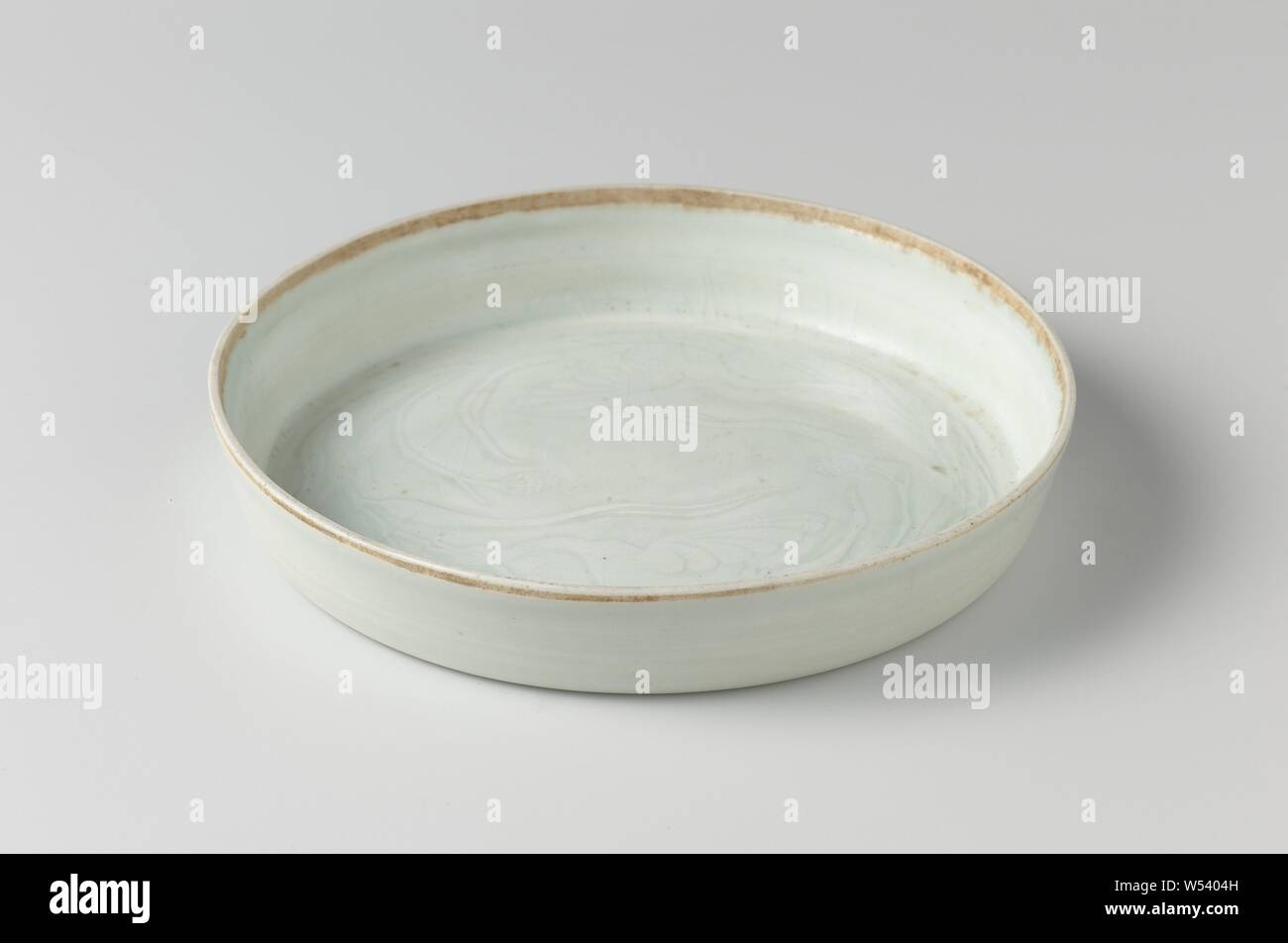 Lave vaisselle de soucoupe avec grues incisées, Grès bol avec tout droit  légèrement évasée, mur, recouverte d'une glaçure transparente avec une  teinte bleu clair. Sur la durée de deux fois une grue