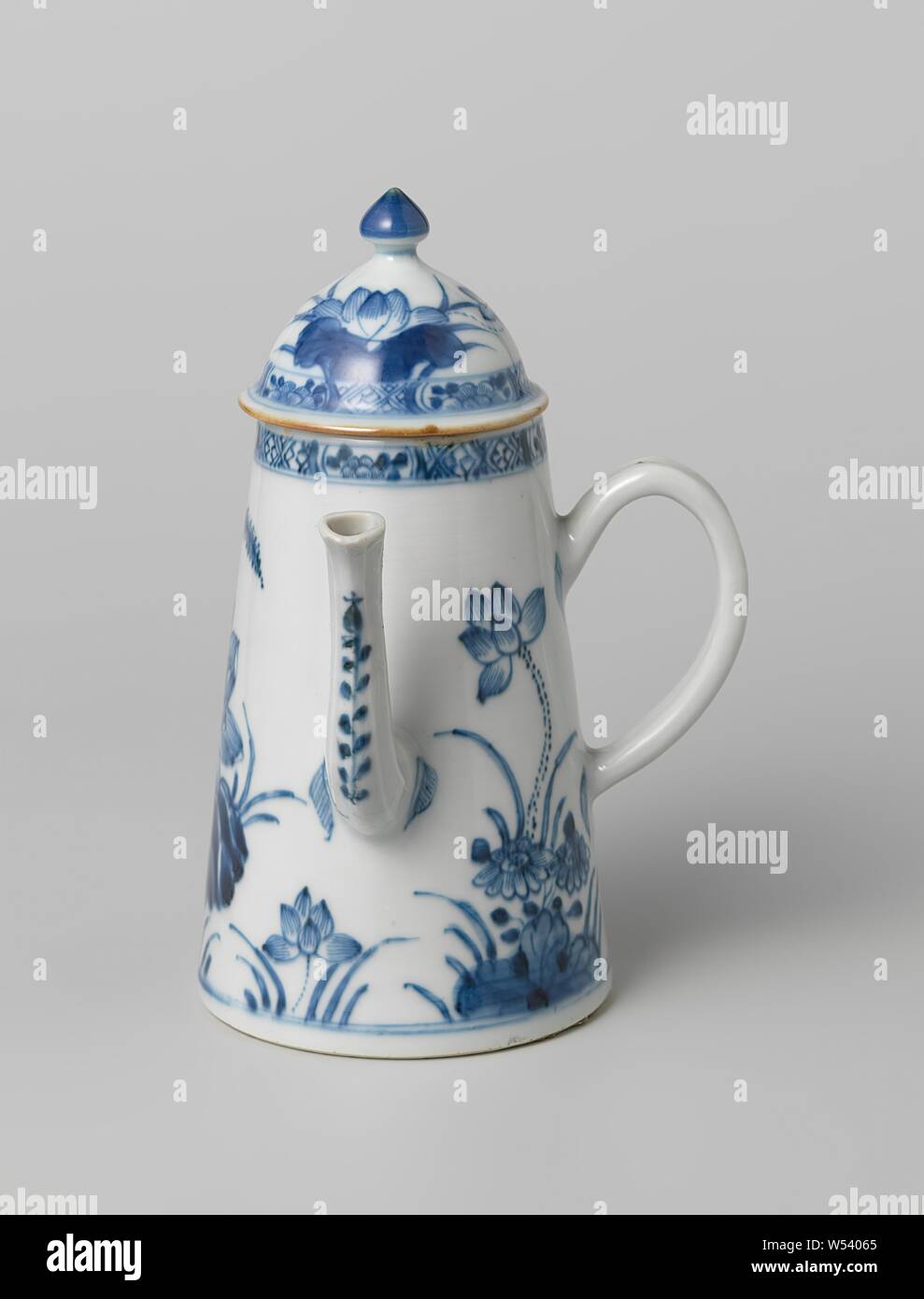 Cafetière conique avec lotus, couvercle d'un pot à café en porcelaine, peint en bleu sous glaçure. Diverses plantes lotus sur le couvercle. La frontière avec la serviette travail interrompu par des cartouches avec une branche de fleurs. Une puce dans le bord du couvercle. Bleu Blanc., anonyme, la Chine, l'c. 1725 - c. 1749, dynastie Qing-(1644-1912) / Yongzheng-période (1723-1735) / période de Qianlong (1736-1795), Porcelaine, glaçure (matériel), le cobalt (minéral), peinture, H 5,3 cm × 6,2 cm d Banque D'Images