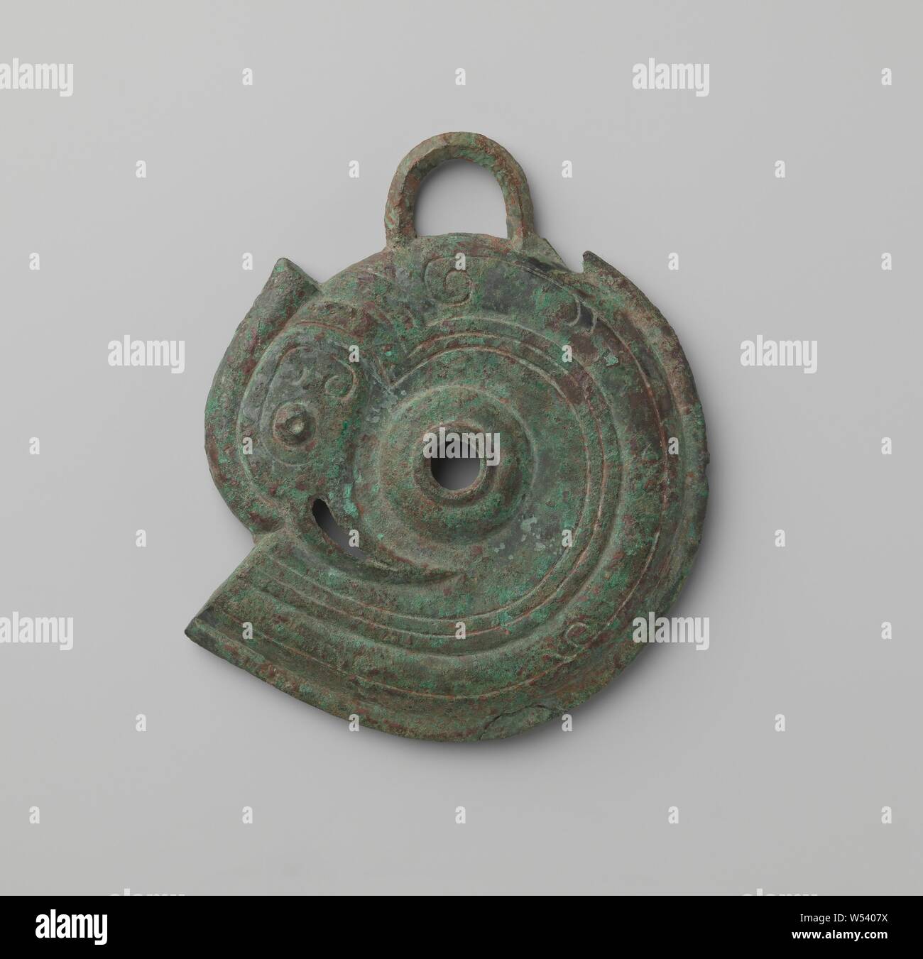Fragment d'un peu de chevaux, Horse bit dans la forme d'un oiseau stylisé., anonyme, de la Chine, -1100 - -800, Zhou-dynastie (1050 av. J.-C.-221 av. J.-C.), bronze (metal), d 10,3 cm × d 1.3 cm Banque D'Images