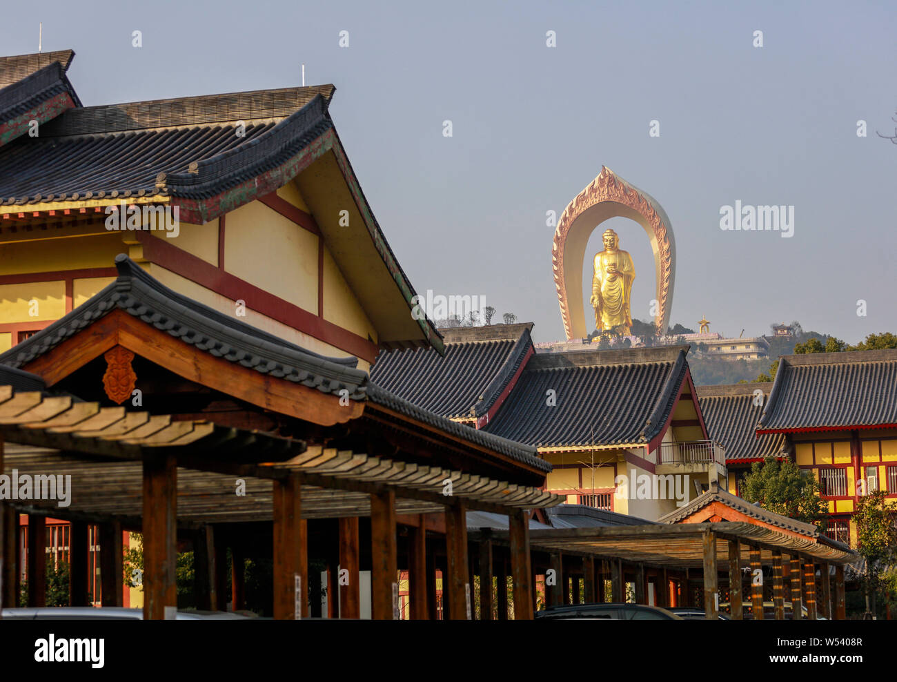 La statue du Bouddha Donglin est vue à la Temple de Donglin Xingzi county, ville, est de la Chine dans la province de Jiangxi, du 24 janvier 2019. Le bronze Banque D'Images