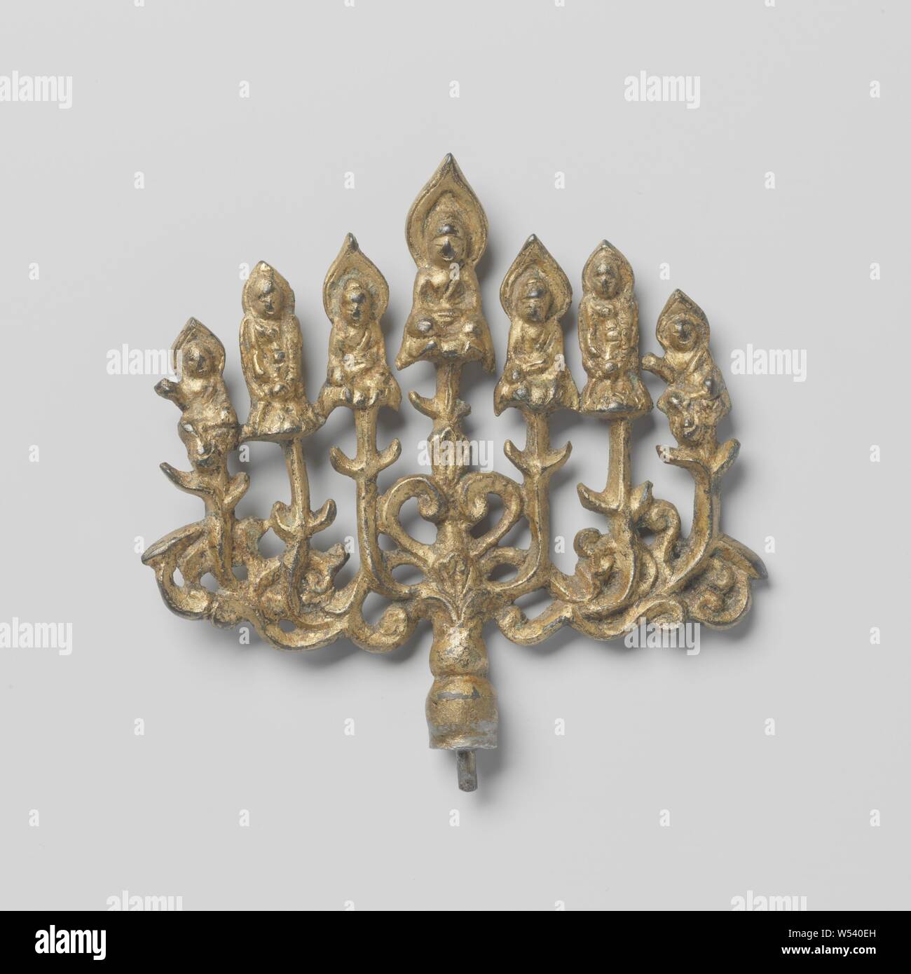 Sculptures, Les Sept Bouddhas du passé, en appui sur les extrémités des vrilles stylisées., Chine, 618 - 907, Tang-dynastie (618-907), bronze (métal), dorure, h 12,5 cm Banque D'Images