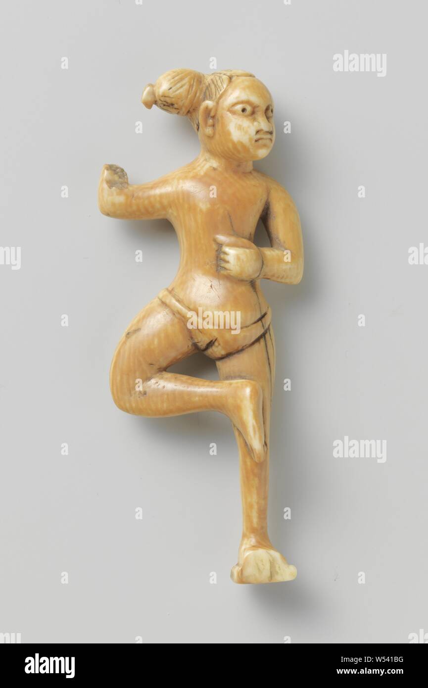 Sculpture, peut-être un ascète, la main gauche maintenu contre le corps, la partie supérieure du bras droit levé, le bras inférieur droit cassé, pied droit sur le genou de la jambe gauche., anonyme, Zuid-India (peut-être), ch. 1750 - c. 1900, l'ivoire, H 8,4 cm × w 3,5 cm × 1,7 cm d Banque D'Images