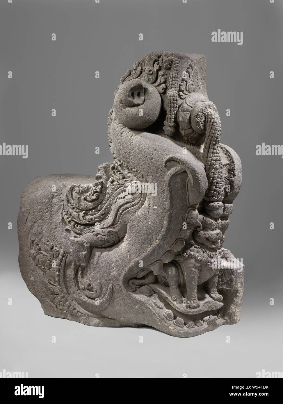 Makara, partie inférieure de l'ornement, qui ornait l'entrée de l'un des temples dans la région de Prambanan. Le Makara est un animal aquatique mythologique avec une bouche grande ouverte et un courbé d'éléphant, temple, lieu de culte, l'hindouisme, le bouddhisme, le jaïnisme, encore d'autres animaux fabuleux qui ne peuvent être classés dans 25 FF 2 25 FF - 7, anonyme, Candi Sewu, ch. - 800 ch. 900, andésite, h 97,0 cm × 99,0 cm × d w 37,0 cm w 322 kg Banque D'Images