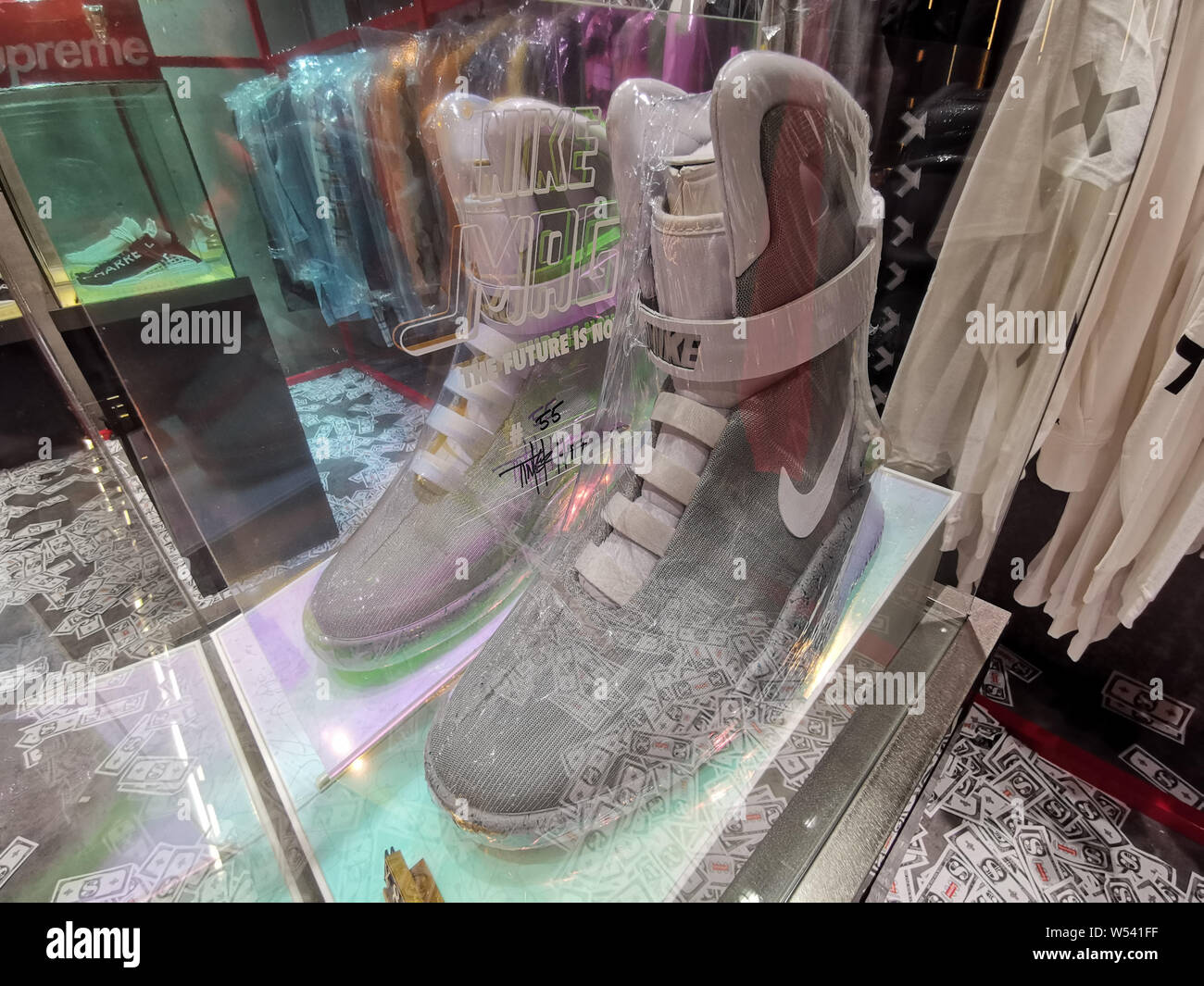 Une paire de Nike en édition limitée de l'auto-laçage 'Back to the Future'  chaussures est affiché dans un magasin à Wuhan, province du Hubei en Chine  centrale, 13 Janu Photo Stock -