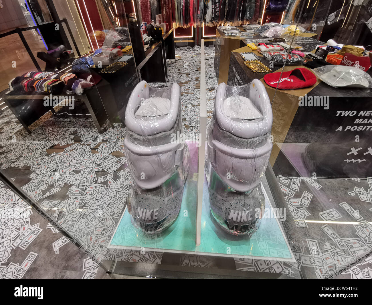 Une paire de Nike en édition limitée de l'auto-laçage 'Back to the Future'  chaussures est affiché dans un magasin à Wuhan, province du Hubei en Chine  centrale, 13 Janu Photo Stock -