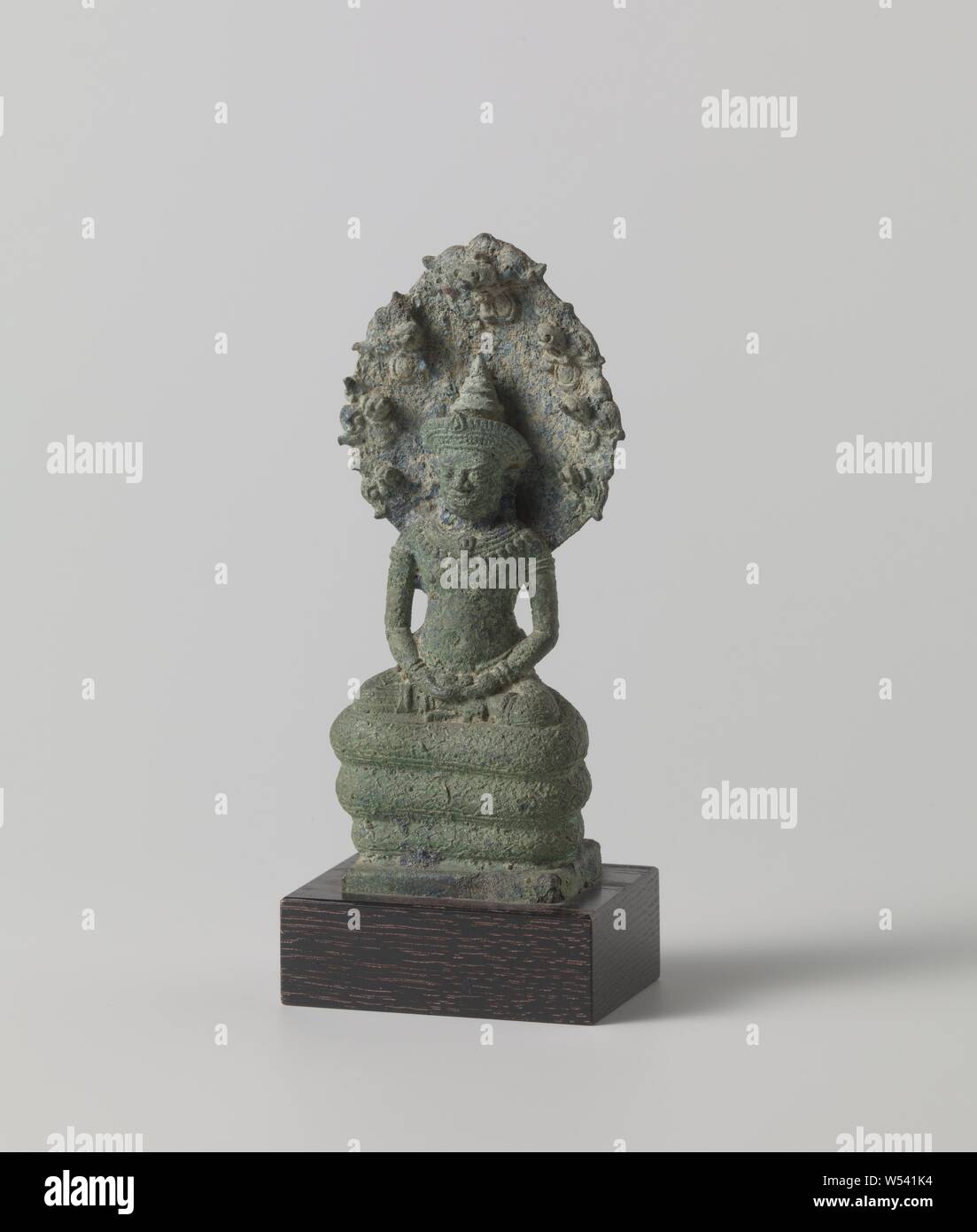 Bouddha, Bouddha sur le Naga Mucilinda, Bouddha assis sur un trône dans la méditation, le discours du trône est formé par le corps de la Serpent à sept têtes, qui entoure la tête de Bouddha avec ses chefs. Sur la base., anonyme, Cambodja), ch. 1150 - c. 1200, bronze (métal), h 13,5 cm × w 8 cm × d 4,7 cm Banque D'Images
