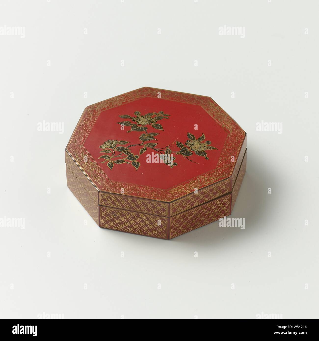 Boîte de forme octogonale de laque rouge, décorées de fleurs en noir et or, fleurs, ornement, anonyme, de la Chine (peut-être), ch. 1600 - c. 1699, de la laque (revêtement), de l'or (métal), h 2,5 cm × w 8,7 cm × 8,7 cm d Banque D'Images