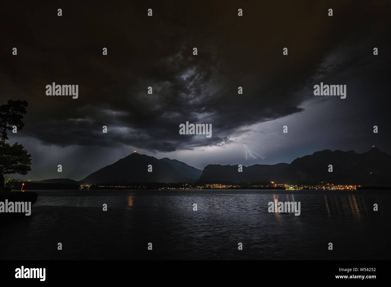 Orage avec des éclairs sur le lac de Thoune et de Niesen Banque D'Images