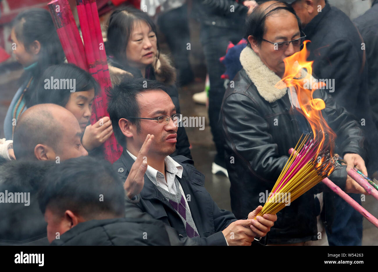 Les fidèles chinois brûler joss sticks (encens) à prier pour la bonne fortune et la bénédiction au cours de la nouvelle année à la Temple Panlong à Kunming city, south Banque D'Images