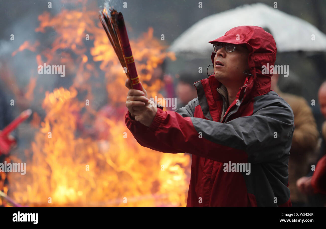 Les fidèles chinois brûler joss sticks (encens) à prier pour la bonne fortune et la bénédiction au cours de la nouvelle année à la Temple Panlong à Kunming city, south Banque D'Images