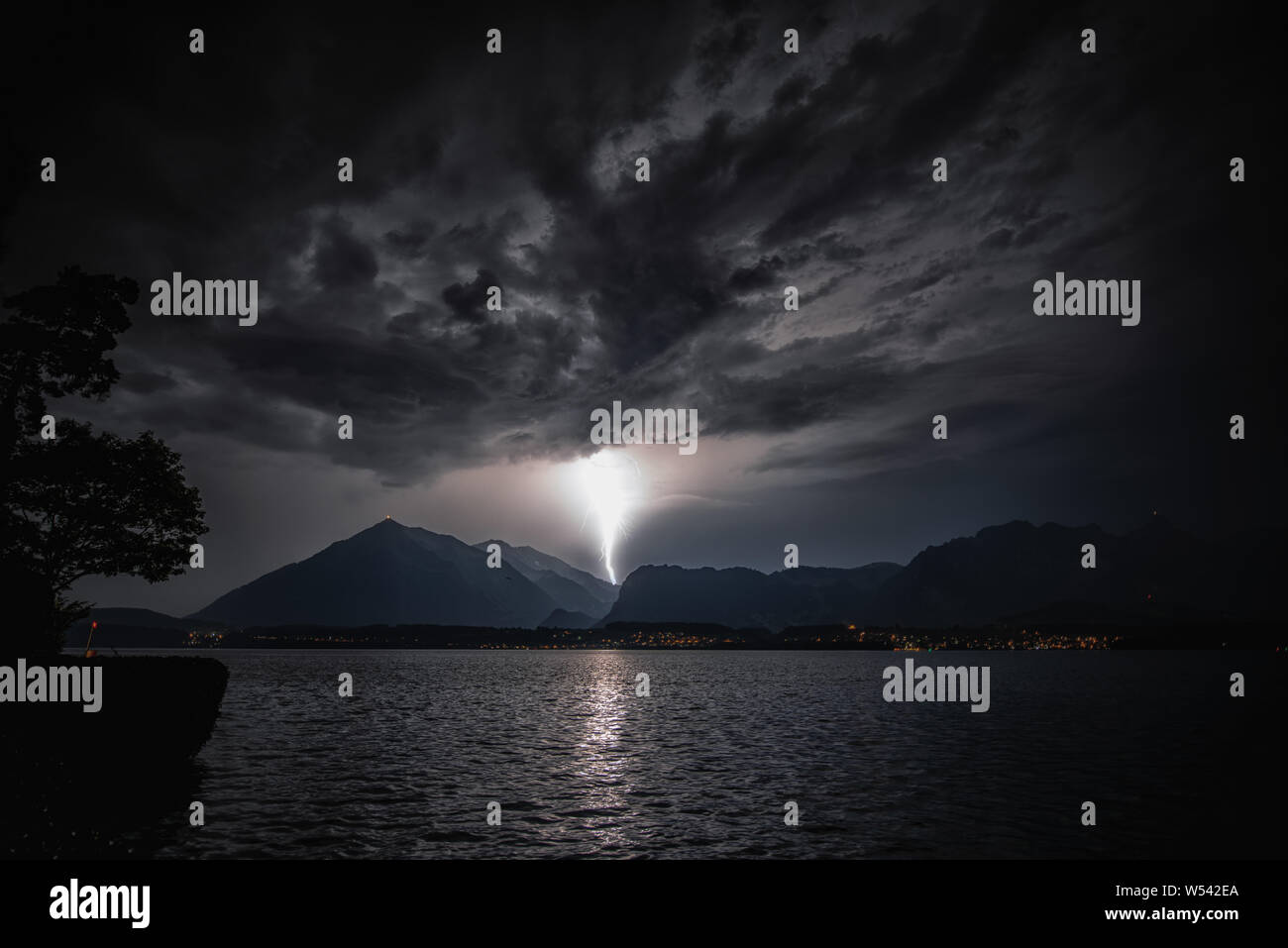 Orage avec des éclairs sur le lac de Thoune et de Niesen Banque D'Images