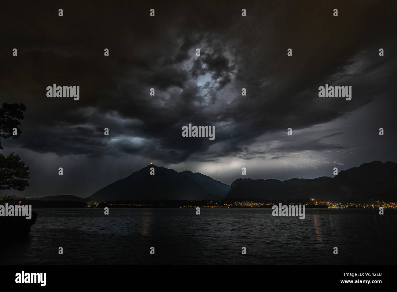 Orage avec des éclairs sur le lac de Thoune et de Niesen Banque D'Images