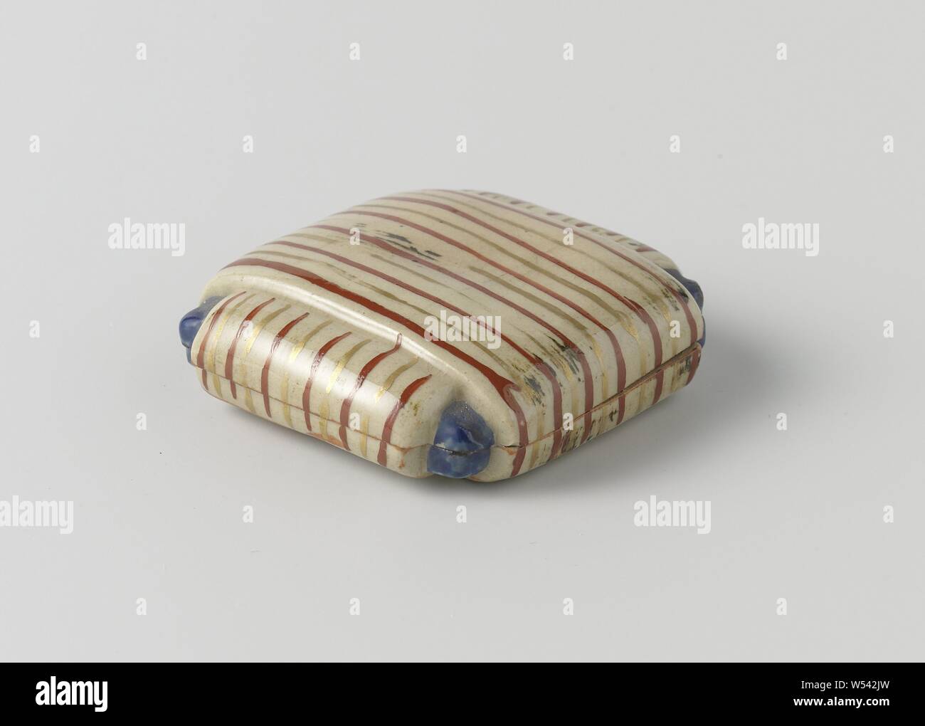 Boîte carrée avec lignes ornementales, boîte carrée en grès avec des coins légèrement déprimées, peinte sur l'émail en bleu, rouge, noir et or. Décoration de la ligne sur le mur et le couvercle. Une puce dans le bord de la boîte. Satsuma., anonyme, le Japon, l'c. 1800 - c. 1899, période Edo (1600-1868), Porcelaine, glaçure (matériel), de l'or (métal), la vitrification, H 1,7 cm h 0,8 cm l 5 cm × w 4,9 cm h 1,1 cm 5,2 cm × L × w 4,9 cm Banque D'Images