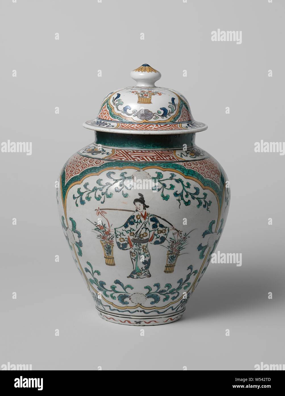 Pot ovoïde avec mesdames japonais avec un empiècement en verre décoratif, panneaux, couverts en porcelaine en forme d'Œuf, pot peint sur la glaçure en bleu, rouge, vert, jaune, Aubergine et noir. Sur le ventre, trois grandes cartouches avec un Japonais festonné dame avec un joug sur les épaules. Deux paniers de fleurs hang de la fourche. Au-dessus les cartouches une bande avec la feuille de vigne. Triangles festonnés avec serviette de travail entre les cartouches. Sur l'épaule avec une bande travail serviette interrompue par des cartouches avec objets de lobes (books). Une bande avec lotus vignes sur le cou. Inscrite sur le fond avec un repère joint non identifiés Banque D'Images