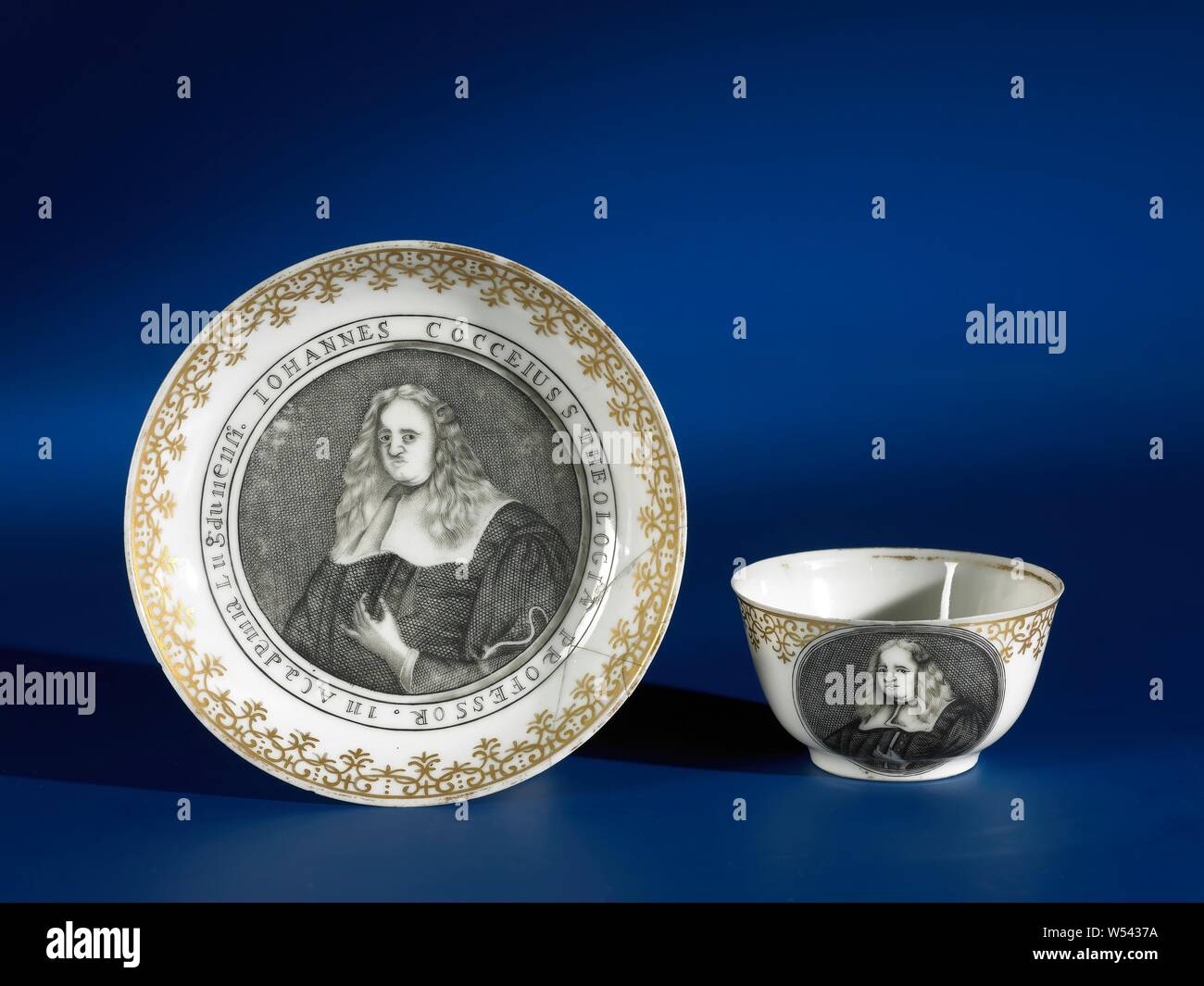 Coupe en forme de cloche avec un portrait de Johannes Cocceius, tasse de porcelaine en forme de cloche, peinte sur l'émail en noir et or. Sur le mur un médaillon avec le portrait de Johannes Cocceius avec l'inscription 'IOHANNES COCCEIUS' autour de lui, une bande avec vrilles dans le style de Meissen sur le bord intérieur. Salon européen en encre de Chine., anonyme, la Chine, l'c. 1725 - c. 1749, dynastie Qing-(1644-1912) / Yongzheng-période (1723-1735) / période de Qianlong (1736-1795), Porcelaine, glaçure (matériel), de l'or (métal), peinture, H 4 cm d 7,1 cm d 6,5 cm Banque D'Images