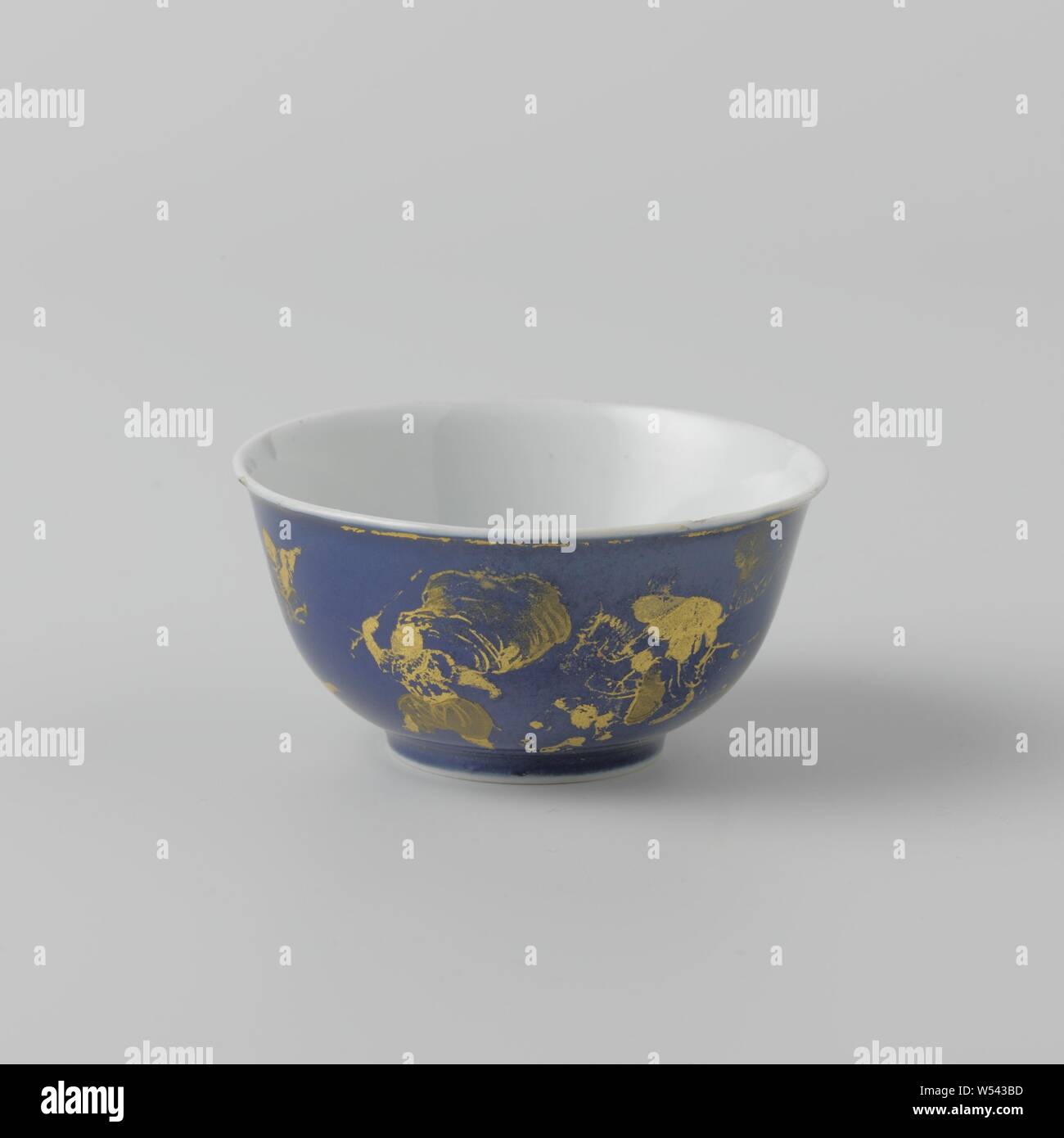 Coupe en forme de cloche avec bleu poudre, figures, des rochers et des arbres, en forme de cloche, tasse de porcelaine peinte en bleu et or. sous glaçure, anonyme, la Chine, l'c. 1700 - c. 1724, Qing Dynasty, Kangxi (1644-1912) / (1662-1722) Période / Yongzheng-période (1723-1735), Porcelaine, glaçure (matériel), le cobalt (minéral), de l'or (métal), la vitrification, H 4,4 cm d 9,8 cm d 4,1 cm Banque D'Images