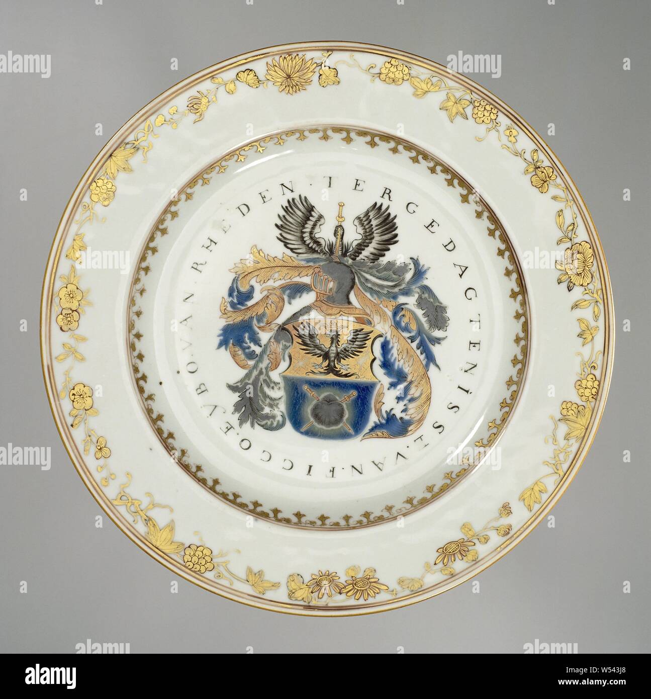 La plaque avec les armoiries de la famille Van Rheden, assiette de  porcelaine peinte sur l'émail en bleu, rouge, noir et or. Sur le plateau  les armoiries de la famille Van Rheden.