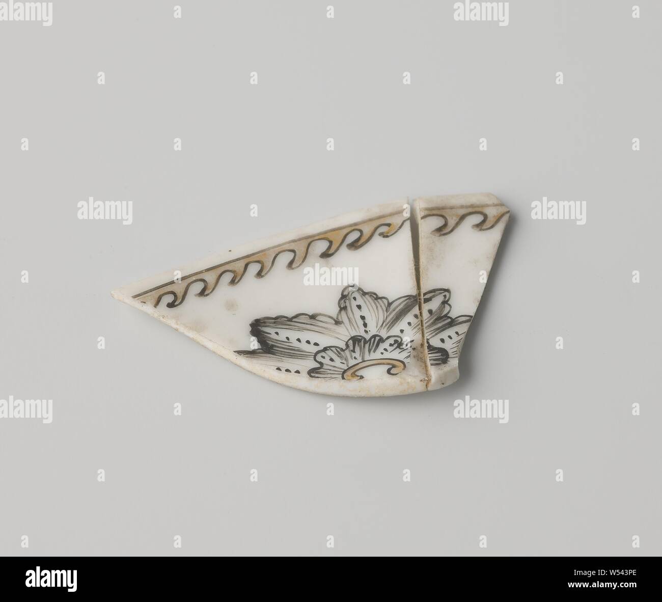 Soucoupe d'un monogramme couronné et foliée morte, tesson de plat en porcelaine, peintes sur l'émail en rouge, noir et or., anonyme, la Chine, l'c. 1725 - c. 1749, dynastie Qing-(1644-1912) / Yongzheng-période (1723-1735) / période de Qianlong (1736-1795), Porcelaine, glaçure (matériel), de l'or (métal), la vitrification, H 2 cm × 4 cm × w d 0,3 cm Banque D'Images