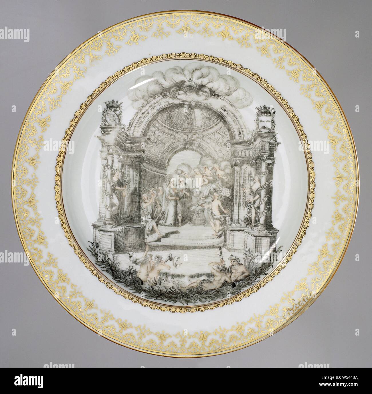 La plaque avec une image allégorique et les armoiries de la famille Geelvinck et Graafland, assiette de porcelaine, peint sur la glaçure en noir et or. Un couple de noce est représenté sur l'étagère sous un dôme. Ils sont devant un autel avec deux pigeons, un symbole de la fidélité conjugale. Les couples nuptiales recevoir une couronne de Junon, la déesse du mariage. D'autres déesses et danseurs sont représentés autour. Sur le dôme est l'inscription : 'SEMPER AMOR PRO TE FIRMISSIMUS ATQUE FIDELIS', pour toujours mon amour pour vous sera très ferme et fidèle. Dans l'avant-plan des tritons et de Neptune dans les vagues. La gauche Banque D'Images
