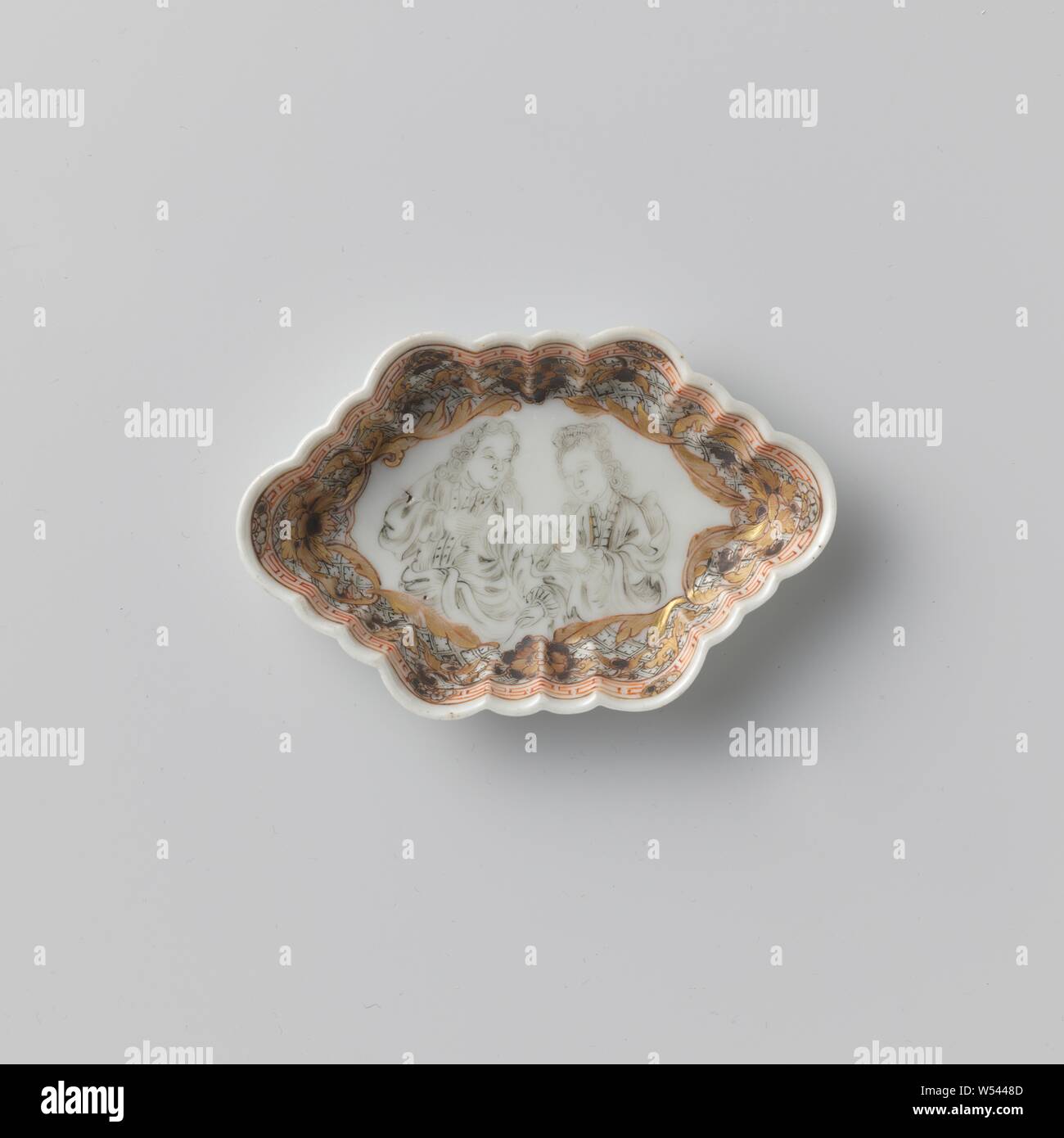 Le bac avec une cuillère, le thé d'Europe couple, rectangulaire, en porcelaine hexagonale avec pan de mur lobées, peint sur l'émail noir et or sur le plateau un couple européen avec une tasse dans chaque main entouré de vignes en feuilles, sur le mur de vigne fleurs serviette sur le bord intérieur, travail avec un méandre avec la moitié des fleurs. Salon européen en encre de Chine., anonyme, la Chine, l'c. 1725 - c. 1749, dynastie Qing-(1644-1912) / Yongzheng-période (1723-1735) / période de Qianlong (1736-1795), Porcelaine, glaçure (matériel), de l'or (métal), peinture, H 1,9 cm l 11,9 cm × w 7,7 cm l 9,9 cm × w 5,8 cm Banque D'Images