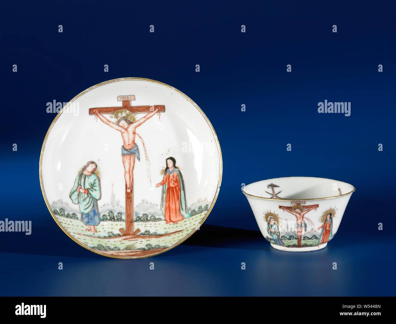 Coupe en forme de cloche avec la Cruxifixion et Jean l'Évangéliste et Marie Madeleine, en forme de cloche tasse de porcelaine peinte sur l'émail en bleu, rouge, vert, brun, noir et or. Sur le mur la Crucifixion avec Jean l'Évangéliste et Marie Madeleine près de la croix, à l'extérieur et l'intérieur de la passion d'outils. La représentation européenne dans les couleurs de l'émail., anonyme, la Chine, l'c. 1740 - c. 1760, dynastie Qing-(1644-1912) / période de Qianlong (1736-1795), porcelaine (matériau), vernis, peinture, H 3,8 cm d 7 cm d 3,5 cm Banque D'Images