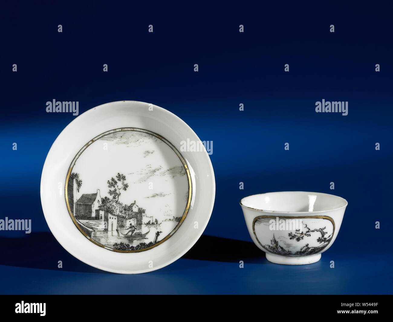 Soucoupe sur paysages européens dans des médaillons, plat en porcelaine peinte sur l'émail en noir et or. Sur la plaque de l'plat un médaillon avec un paysage hollandais avec des maisons sur une rivière dans laquelle deux bateaux habités. Peut-être décoré en Europe. Spectacles européens en encre de Chine., anonyme, la Chine, l'c. 1775 - c. 1799, dynastie Qing-(1644-1912) / période de Qianlong (1736-1795) / Jiaqing-période (1796-1820), Porcelaine, glaçure (matériel), de l'or (métal), la vitrification, H 1,7 cm d 8,7 cm d 5,4 cm Banque D'Images