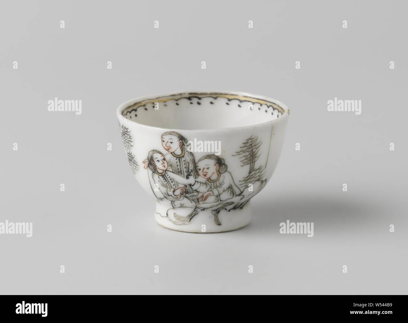 Tasse avec quatre dames dans un paysage, tasse de porcelaine avec mur droit, peint sur la glaçure en rouge, noir et or. Quatre femmes, deux et deux assis, représentés dans un paysage avec des arbres, des roches, des plantes et un bâtiment, sur le bord d'une bande décorative. Une fissure dans le mur. Encre de Chine., anonyme, la Chine, l'c. 1750 - c. 1774, dynastie Qing-(1644-1912) / période de Qianlong (1736-1795), Porcelaine, glaçure (matériel), de l'or (métal), la vitrification, H 2,6 cm d 3,8 cm d 2,1 cm Banque D'Images
