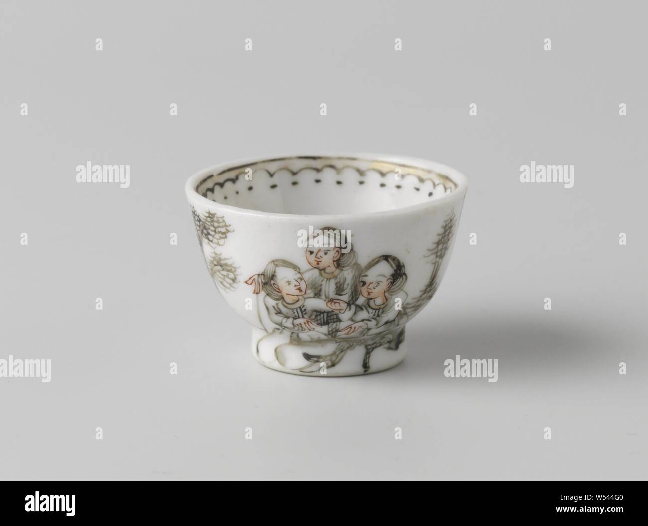 Tasse avec quatre dames dans un paysage, tasse de porcelaine avec mur droit, peint sur la glaçure en rouge, noir et or. Quatre femmes, deux et deux assis, représentés dans un paysage avec des arbres, des roches, des plantes et un bâtiment, sur le bord d'une bande décorative. Une fissure dans le mur. Encre de Chine., anonyme, la Chine, l'c. 1750 - c. 1774, dynastie Qing-(1644-1912) / période de Qianlong (1736-1795), Porcelaine, glaçure (matériel), de l'or (métal), la vitrification, H 2,6 cm d 3,8 cm d 2,1 cm Banque D'Images