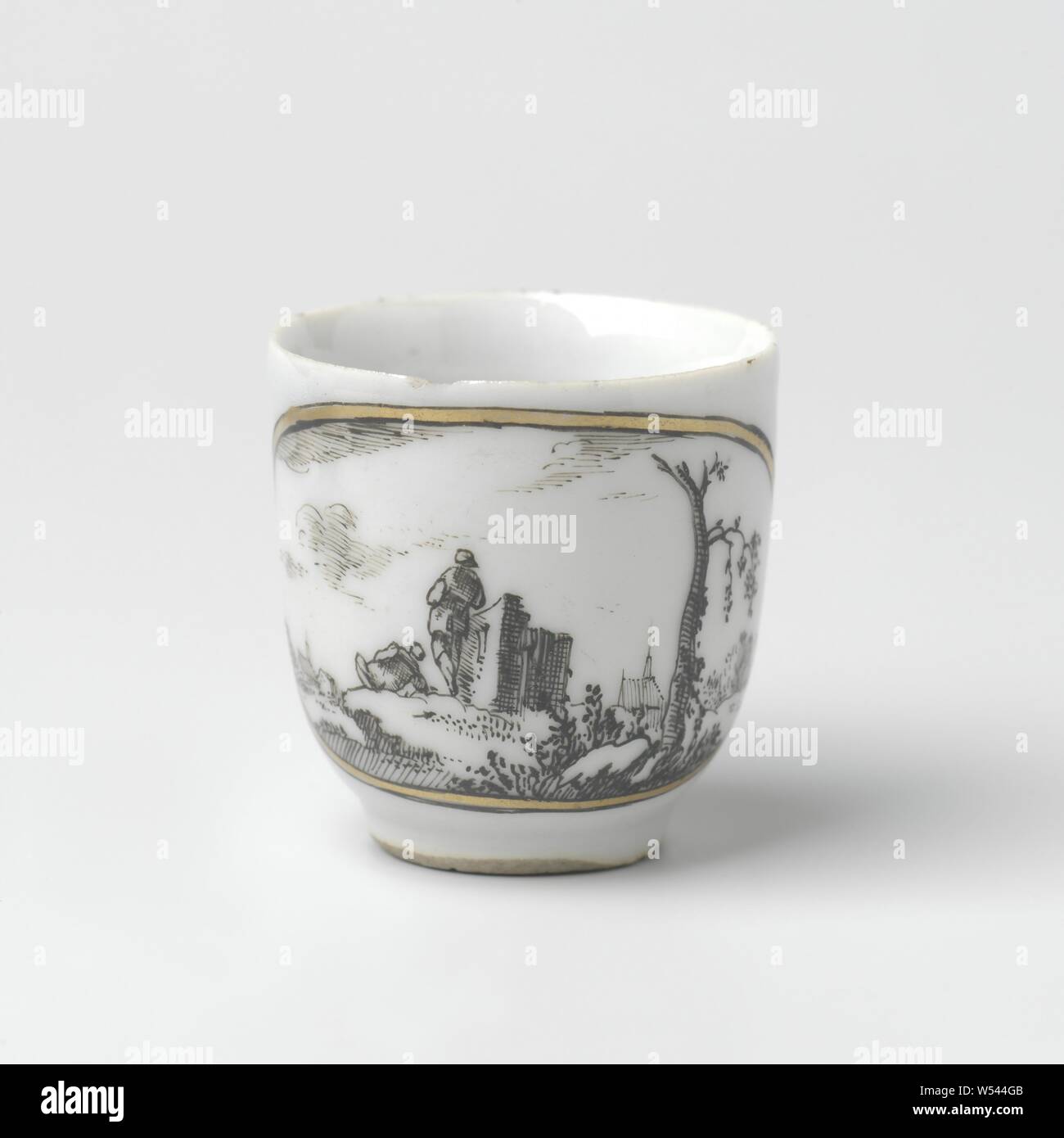 Tasse avec poignée avec paysage européen en médaillon, Porcelaine tasse oreille peinte sur l'émail en noir et or. Sur le mur d'un paysage européen avec une personne, de bâtiments ou d'arbres dans un médaillon ovale. Décoré dans l'Europe en encre de Chine., anonyme, la Chine, l'c. 1745 - c. 1760, dynastie Qing-(1644-1912) / période de Qianlong (1736-1795), Porcelaine, glaçure (matériel), de l'or (métal), la vitrification, H 4,2 cm d 3,9 cm d 2,3 cm Banque D'Images