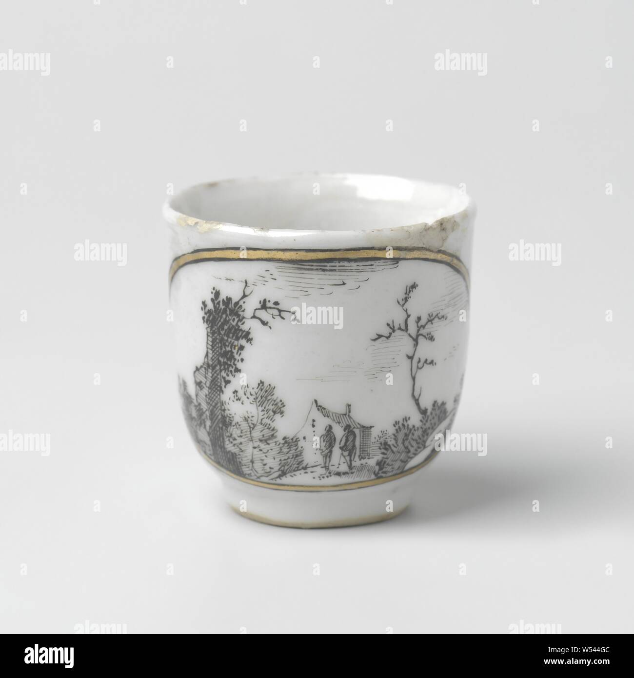 Tasse avec poignée avec paysage européen en médaillon, Porcelaine tasse oreille peinte sur l'émail en noir et or. Sur l'extérieur un paysage européen avec deux personnes, un bâtiment et des arbres dans un médaillon ovale. Une puce dans l'edge et edge partiellement restaurée. Décoré dans l'Europe en encre de Chine., anonyme, la Chine, l'c. 1745 - c. 1760, dynastie Qing-(1644-1912) / période de Qianlong (1736-1795), Porcelaine, glaçure (matériel), de l'or (métal), la vitrification, H 4,2 cm d 3,9 cm d 2,3 cm Banque D'Images