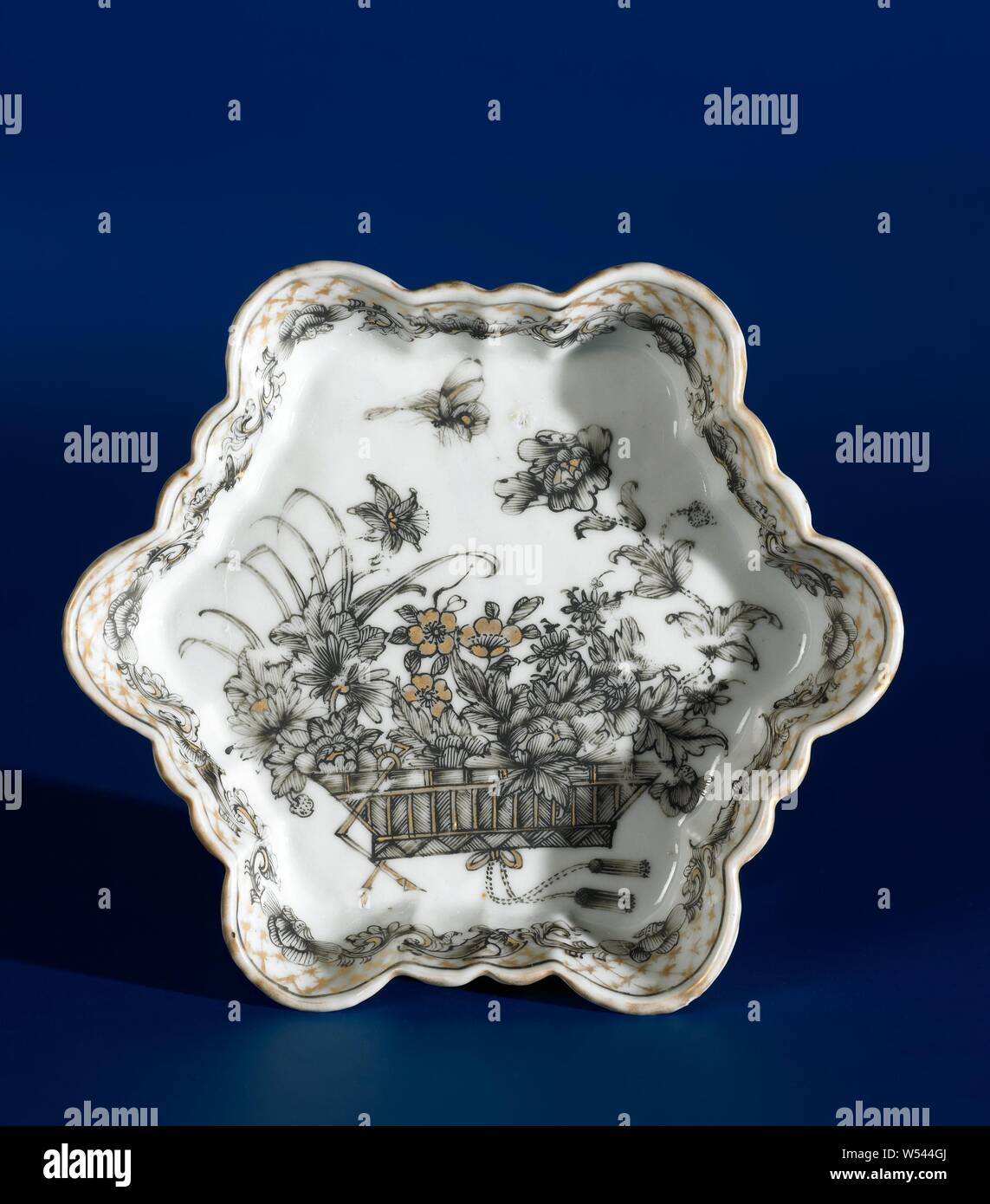 Patio hexagonal pot avec un panier de fleurs et de papillons, hexagonale porcelaine pot patio avec mur lobées, peinte sur l'émail en noir et or. Sur le plateau d'un grand panier de fleurs et un papillon, sur le mur et un travail de serviette avec bande morte. Face inférieure non vitrés. Formulaire européen avec l'encre de Chine., anonyme, la Chine, l'c. 1750 - c. 1774, dynastie Qing-(1644-1912) / période de Qianlong (1736-1795), Porcelaine, glaçure (matériel), de l'or (métal), peinture, H 1,9 cm d 13 cm d 10,6 cm Banque D'Images