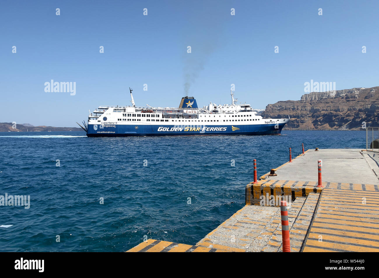 L'île de Santorin, Grèce - Juillet 06, 2019 : Superferry II voile Golden Star la préparation avant d'embarquement à la nouvelle port de Santorin le 6 juillet 20 Banque D'Images