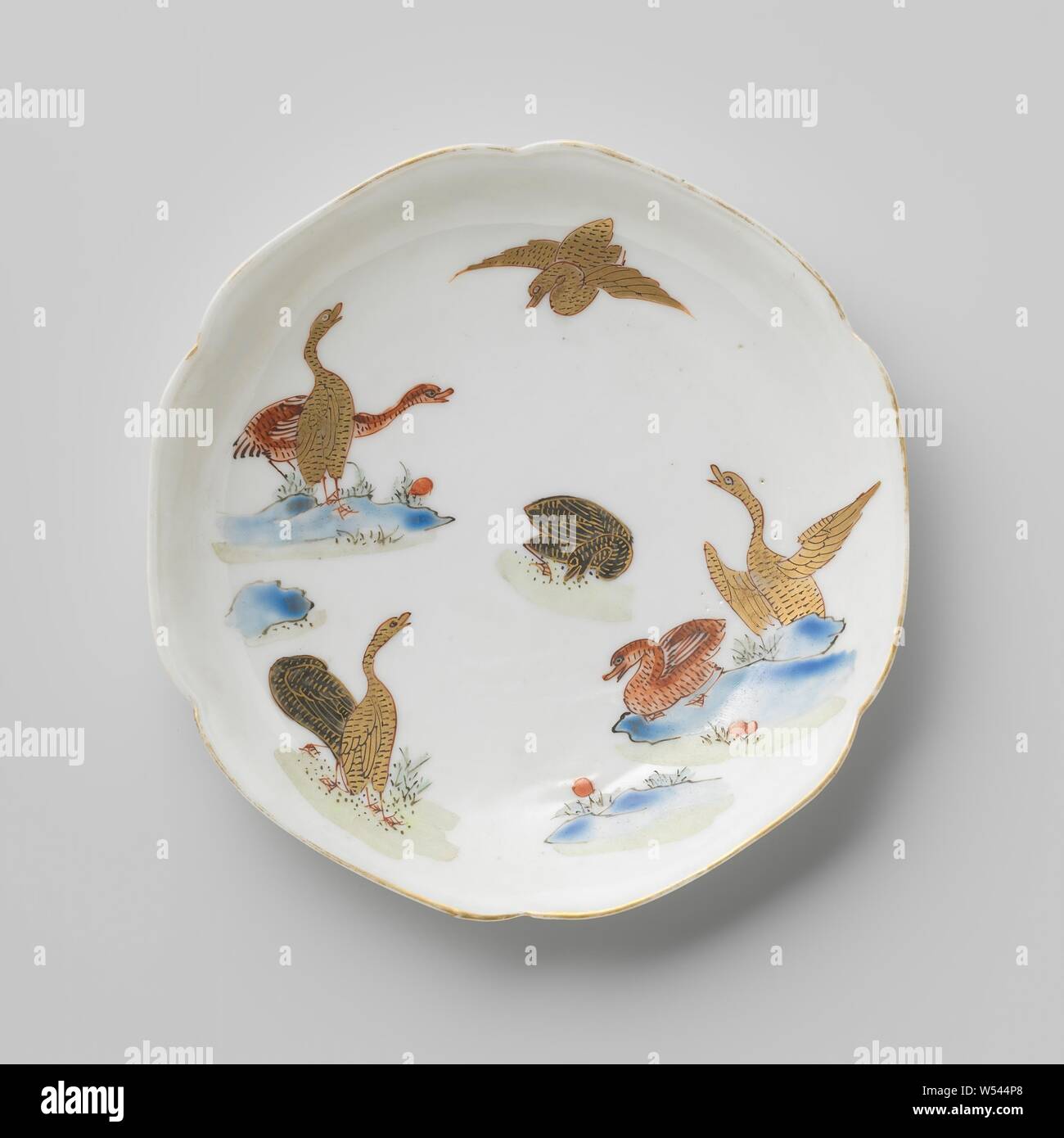 Soucoupe sur huit oies, soucoupe sur bord lobé, peinte sur l'émail en bleu, rouge, vert, noir et or. Sur la face avant du plat huit neiges de roches, de pâturage ou de voler. Avec l'émail de porcelaine couleurs., anonyme, la Chine, l'c. 1725 - c. 1749, dynastie Qing-(1644-1912) / Yongzheng-période (1723-1735) / période de Qianlong (1736-1795), Porcelaine, glaçure (matériel), de l'or (métal), la vitrification, H 2 cm d 11,4 cm d 7,1 cm Banque D'Images