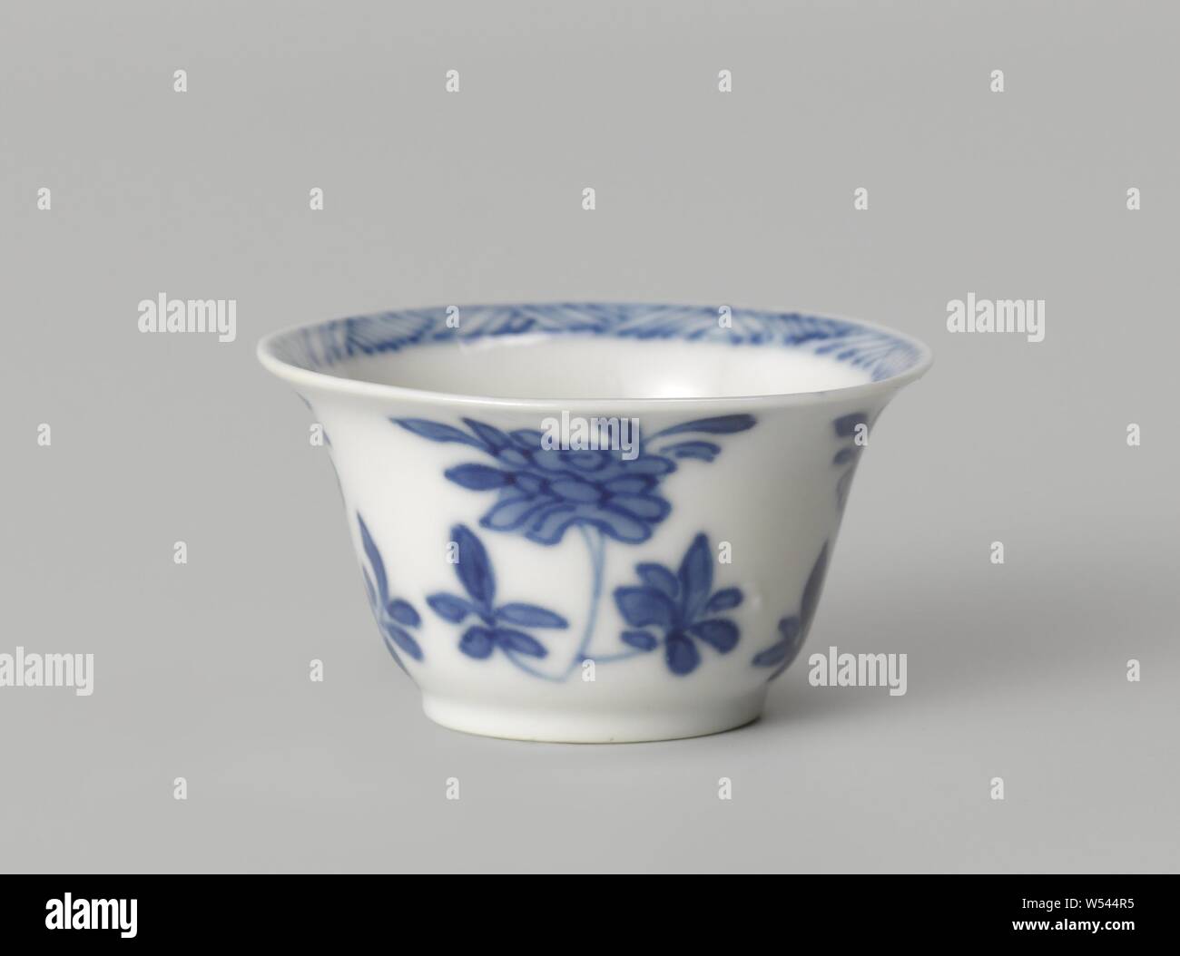 Coupe en forme de cloche avec les sprays de fleurs, en forme de cloche, tasse de porcelaine peinte en bleu sous glaçure. Sur le mur extérieur des branches de fleurs (pivoine, prunus). Sur le fond d'une branche de fleurs et le bord intérieur de l'éclosion. Inscrite sur le fond avec 'shou'. Fleurs bleu et blanc, ornement, anonyme, la Chine, l'c. 1700 - c. 1724, Qing Dynasty, Kangxi (1644-1912) / (1662-1722) Période / Yongzheng-période (1723-1735), Porcelaine, glaçure (matériel), le cobalt (minéral), la vitrification, D. 4.2 cm Banque D'Images