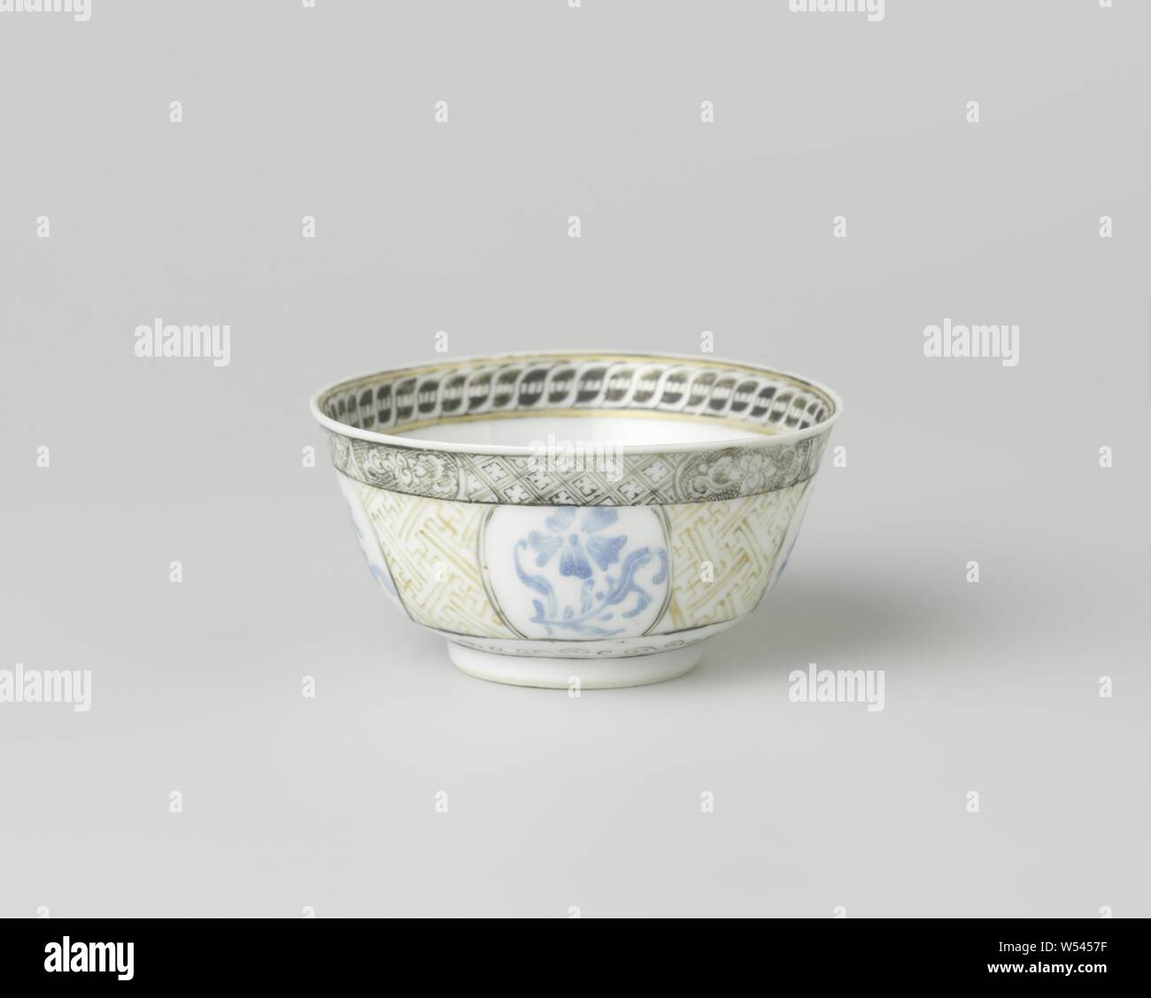 Coupe en forme de cloche avec les sprays de fleurs ornementales et les frontières, en forme de tasse de porcelaine, peint sur la glaçure en bleu, noir et or. Un médaillon avec les sprays de fleurs représentées, bande décorative autour d'elle, sur le mur en or serviette intercalés avec des cartouches avec les sprays de fleurs en bleu, la frontière avec nappes en travail encre alternant avec une vrille lotus encastré dans un cartouche. Encre de Chine., anonyme, la Chine, l'c. 1725 - c. 1749, dynastie Qing-(1644-1912) / Yongzheng-période (1723-1735) / période de Qianlong (1736-1795), Porcelaine, glaçure (matériel), de l'or (métal), la vitrification, H 3,6 cm d 7 cm d 3 Banque D'Images