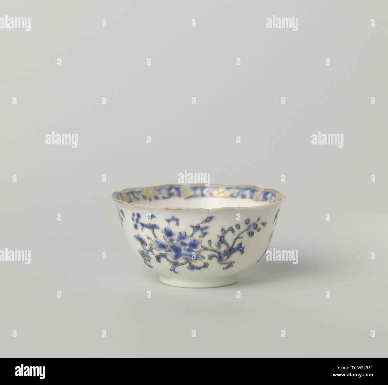 Coupe en forme de cloche avec trois groupes de fleurs en forme de cloche, de tasse de porcelaine avec bordure lobée, peinte sur l'émail en bleu, noir et or. Une rosace de fleurs avec trois groupes de vignes de fleurs autour d'elle, la frontière avec une bande d'émail bleu fleur de vigne. Avec l'émail de porcelaine couleurs., anonyme, la Chine, l'c. 1725 - c. 1749, dynastie Qing-(1644-1912) / Yongzheng-période (1723-1735) / période de Qianlong (1736-1795), Porcelaine, glaçure (matériel), de l'or (métal), la vitrification, H 3,2 cm d 6,5 cm d 2,9 cm Banque D'Images