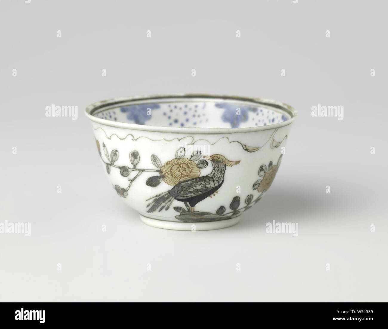 Coupe en forme de cloche avec deux faisans sur un rocher-dans-un-feuille de bord, en forme de cloche tasse en porcelaine peinte sur l'émail en bleu, rouge, noir et or. Deux faisans sur un rocher avec des plantes à fleurs représenté dans un cartouche en forme de feuille, une bande de vignes sur le bord. Encre de Chine., anonyme, la Chine, l'c. 1725 - c. 1749, dynastie Qing-(1644-1912) / Yongzheng-période (1723-1735) / période de Qianlong (1736-1795), Porcelaine, glaçure (matériel), de l'or (métal), la vitrification, H 3,7 cm d 7,1 cm d 3,3 cm Banque D'Images