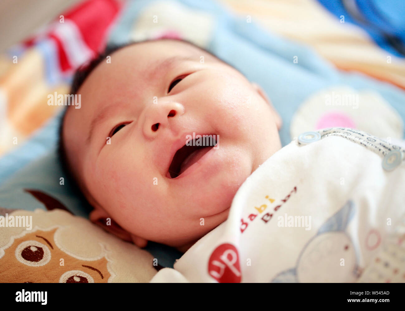 File Un Bebe Nouveau Ne Est Considere Sur Une Croix Rouge Dans Un Hopital De La Ville D Anyang Province Du Henan En Chine Centrale 7 Septembre 15 Naissances Vivantes Dans Le Shandong P Photo File Un Bebe Nouveau Ne Est Considere Sur Une Croix Rouge Dans Un Hopital De La Ville D Anyang Province Du Henan En Chine Centrale 7 Septembre 15 Naissances Vivantes Dans Le Shandong P Photo