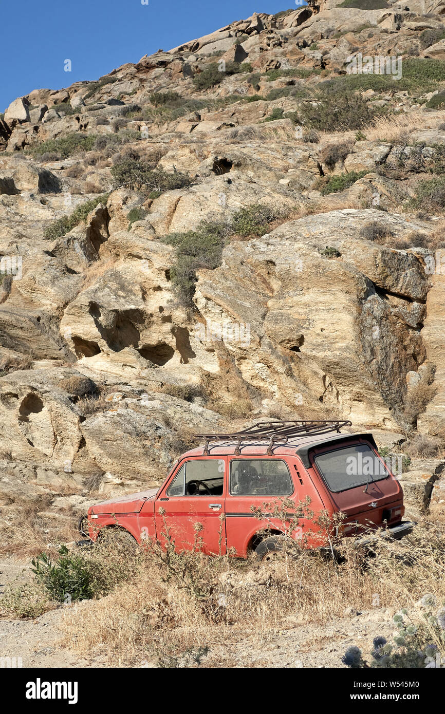 Voiture rouge abandonnée au milieu de nulle part Banque D'Images