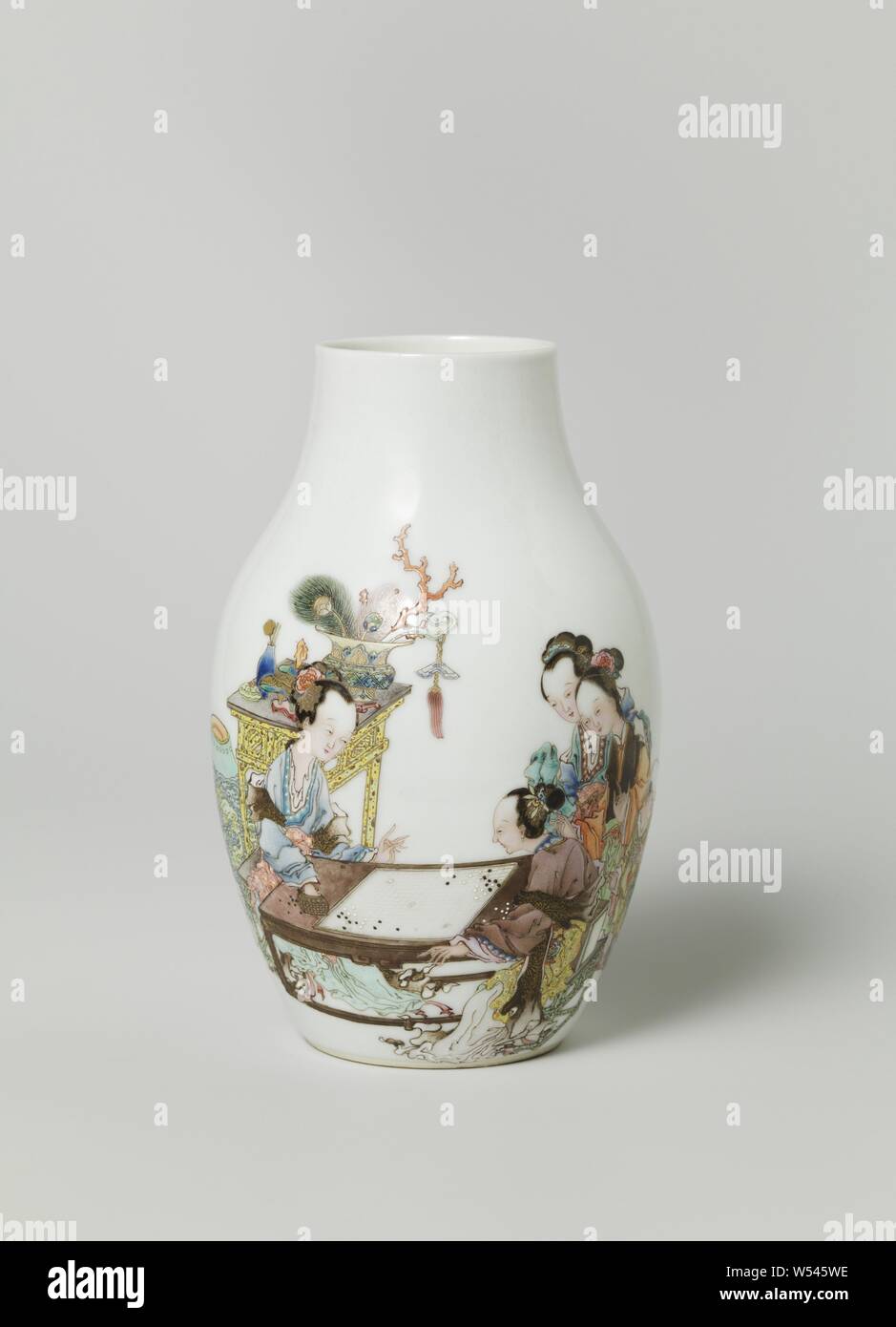 Vase ovoïde avec quatre femmes et deux enfants à une table et une inscription, en forme d'oeuf avec un grand vase en porcelaine, cou court, peinte sur l'émail en bleu, rouge, rose, vert, jaune, violet, noir et or. Sur le mur d'une scène de deux 'go' jouant les dames à une table avec quatre personnes, deux femmes et deux enfants, à côté de la spectateurs un vase à fleurs, derrière la lecture d'une table avec des femmes (antiquités vase aux plumes de paon, corail, sceptre, musique, encens en pierre), à côté de la table deux grands vases. De l'autre côté une inscription "Photo d'un jeu' go ', peint le jour de Fleurs Banque D'Images