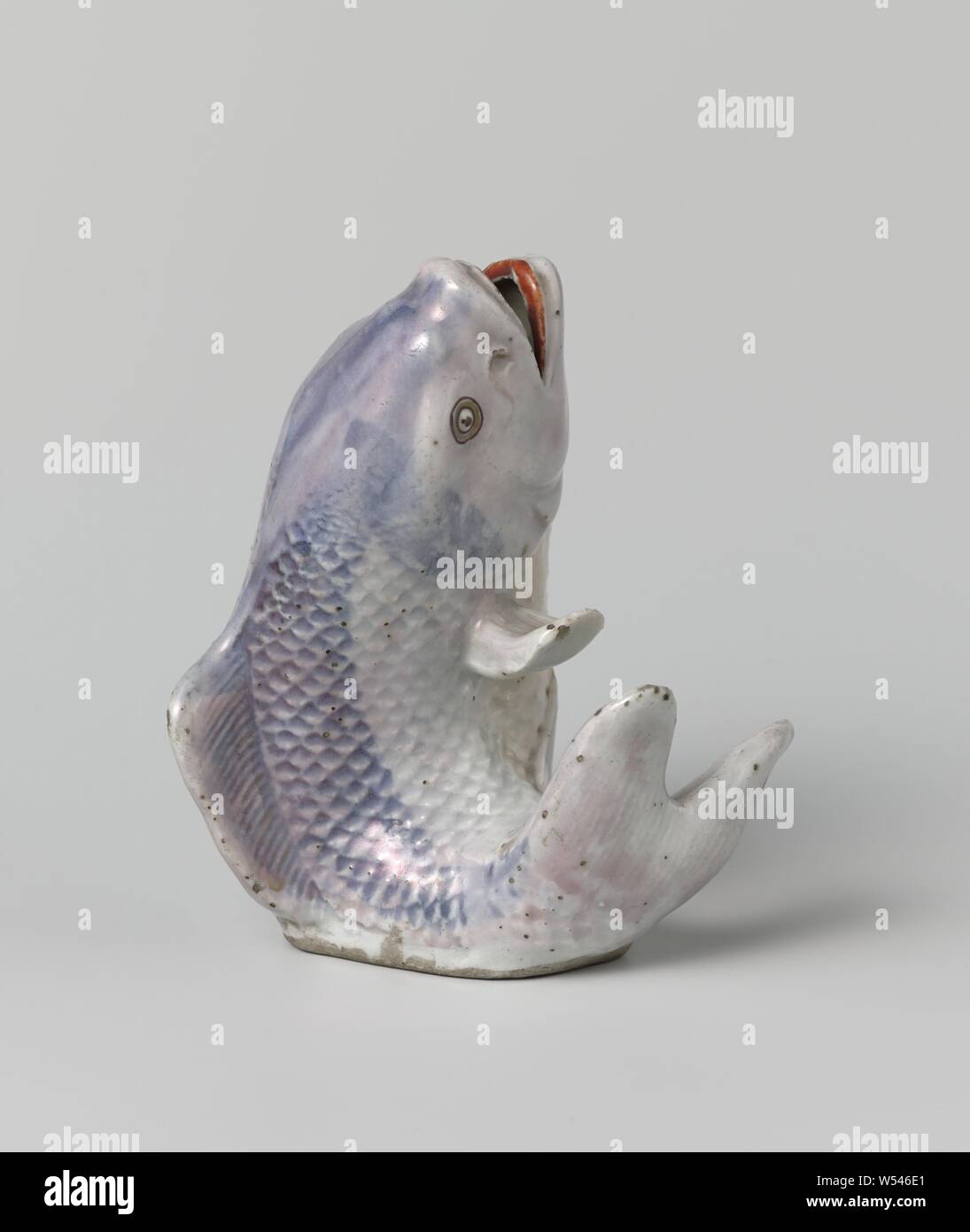 La figure d'un saut de carpes, sculpture en porcelaine, peint en bleu sous glaçure et sur l'émail rouge, noir et or. L'image est sous la forme d'une carpe de saut avec une bouche ouverte, un forage dans le côté. Arita., anonyme, le Japon, l'c. 1730 - c. 1750, période Edo (1600-1868), Porcelaine, glaçure (matériel), le cobalt (minéral), de l'or (métal), la vitrification, h 11,8 cm × w 8 cm × 7,5 cm d Banque D'Images