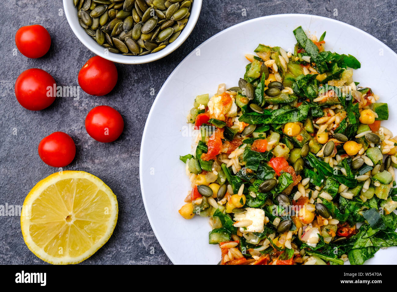 Salade de pâtes Orzo méditerranéenne saine avec fromage Feta, les pois chiches et les épinards Banque D'Images