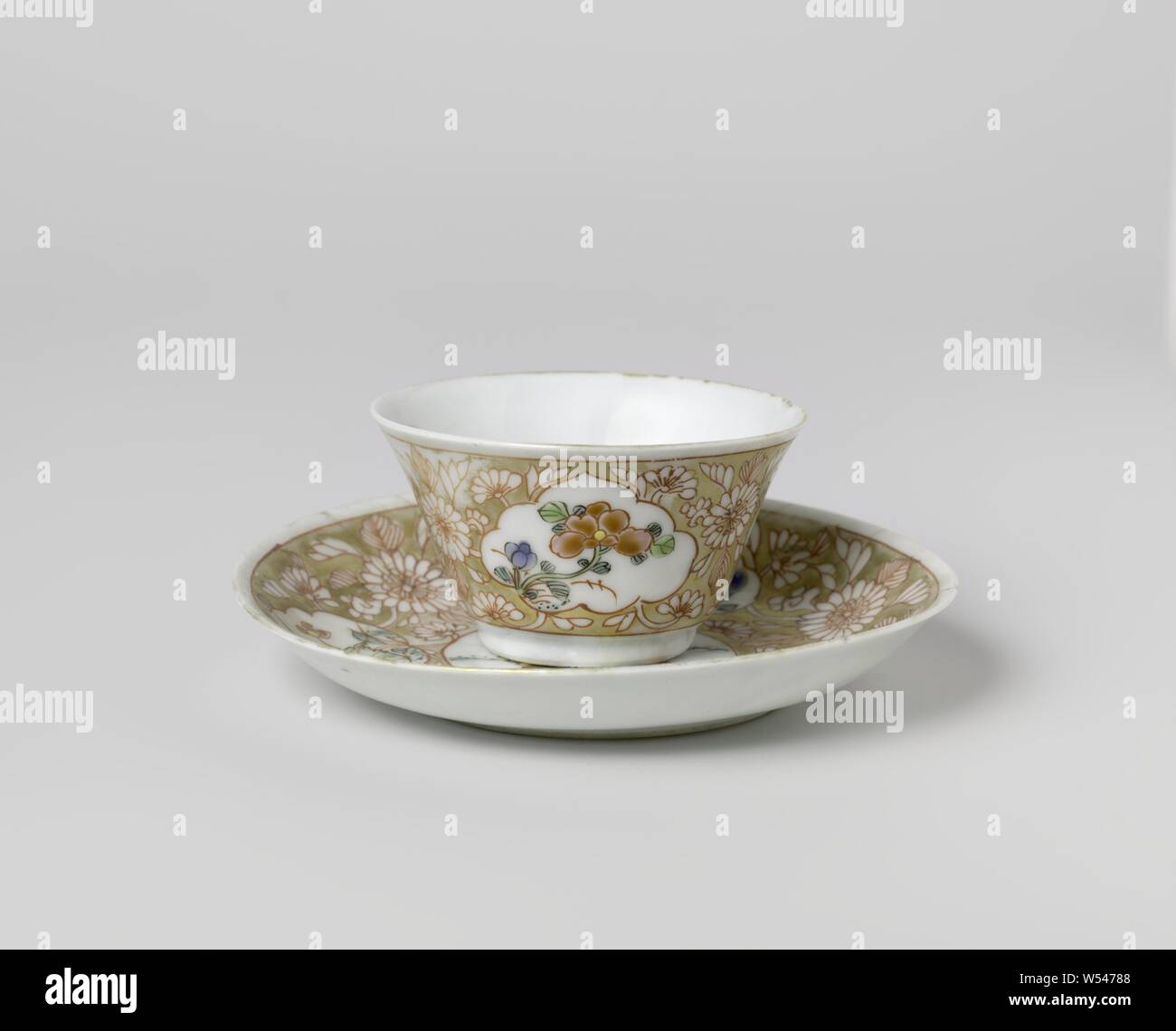 Tasse et soucoupe d'une dame avec panier de fleurs et de plantes à fleurs dans les panneaux, tasse et soucoupe en porcelaine avec mur peint sur l'épandage en émail bleu, rouge, rose, vert, noir et or. Sur la plaque du plat un médaillon avec une dame dans un paysage avec un panier de fleurs, de fleurs de vignes qui ont été enregistrés dans le médaillon et trois cartouches avec des plantes à fleurs (y compris lotus) dans la masse d'or. Plat a été rompu, une puce dans le bord de la tête. Famille rose., anonyme, la Chine, l'c. 1725 - c. 1749, dynastie Qing-(1644-1912) / Yongzheng-période (1723-1735) / période de Qianlong (1736-1795 Banque D'Images