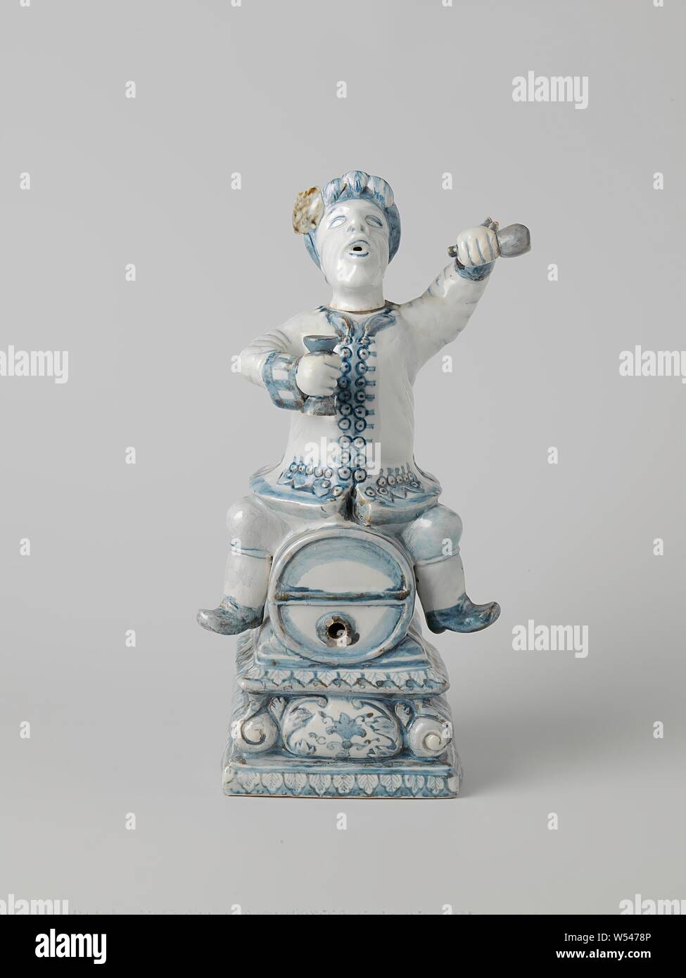 Esprit fût dans la forme d'un Hollandais à cheval sur un baril, Cap dans la forme d'un chef pour le gin verseuse en porcelaine, peint en bleu sous glaçure. Sur la tête un chapeau à plumes. Bleu Blanc., anonyme, au Japon (peut-être), ch. 1750, période Edo (1600-1868), Porcelaine, glaçure (matériel), le cobalt (minéral), la vitrification, H 8 cm × 6.5 cm × w d 6,9 cm Banque D'Images