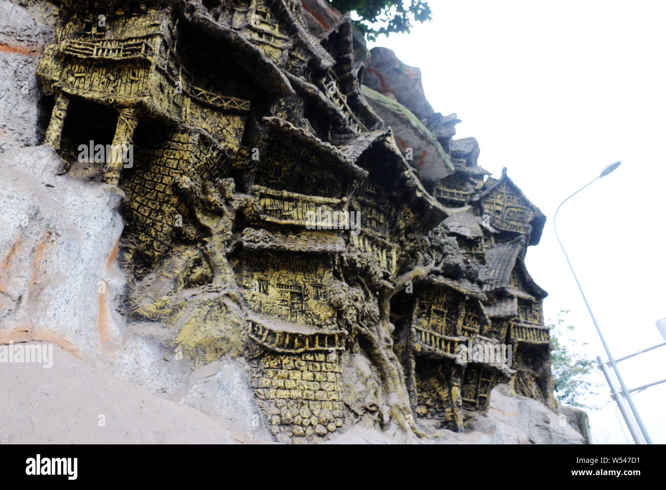Vue d'un restaurant construit au sommet d'une falaise sculptée de reliefs de diaojiaolou bâtiments, maisons traditionnelles sur pilotis de l'ethnie Tujia, dans Chongq Banque D'Images