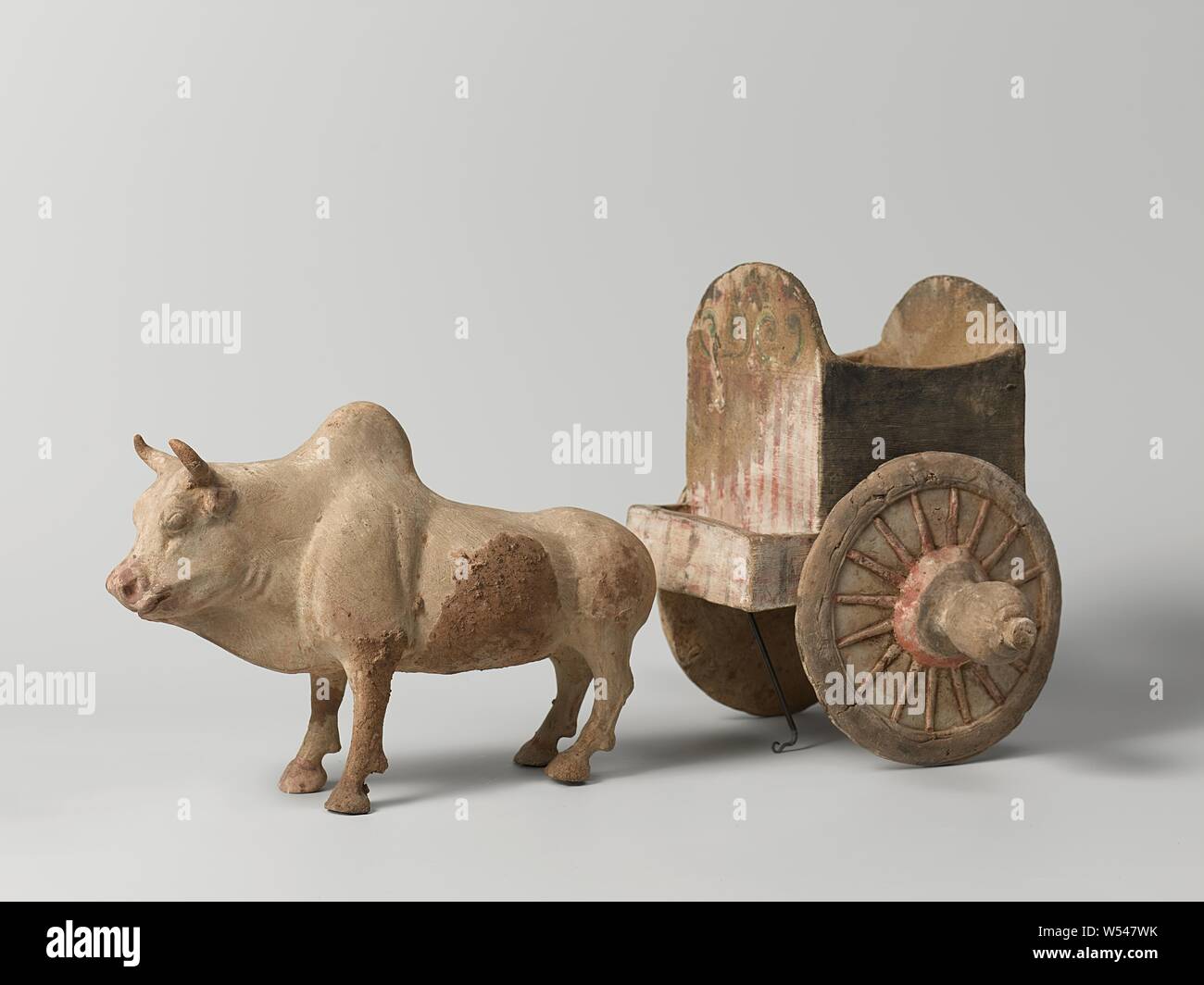 La figure d'un char à bœufs, Sculpture (plastique) ou l'enfouissement l'enfouissement de la faïence avec polychromie demeure. Un zébu-ox et une charrette à boeufs sur deux roues., anonyme, la Chine, l'c. - 580 ch. 650, Tang-dynastie (618-907), argile, teinture, peinture, w 8,8 cm × 25,5 cm × H 18,4 cm Banque D'Images